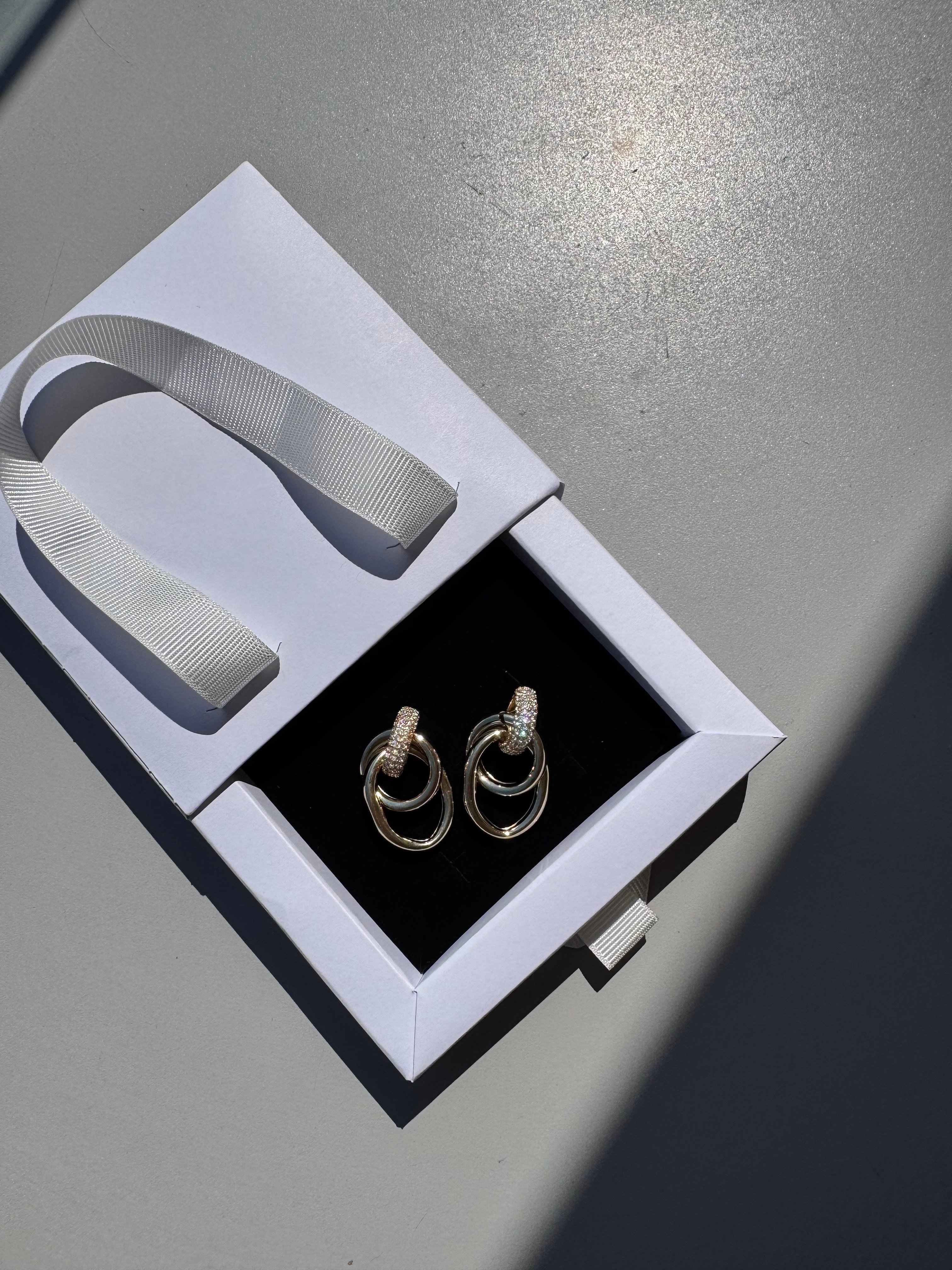 Taşlı gold küpe