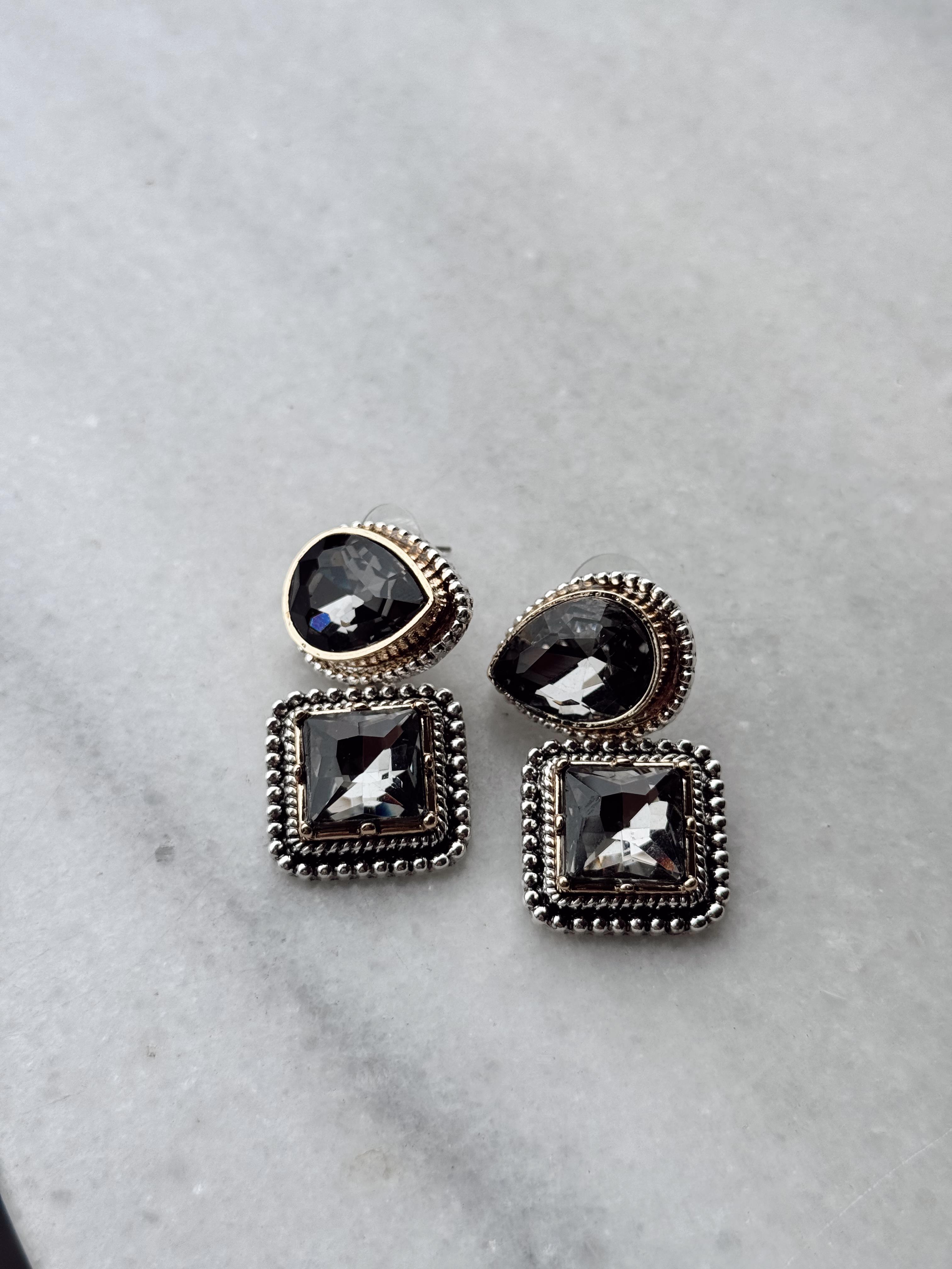 Tek taş detaylı füme ZARA küpe 