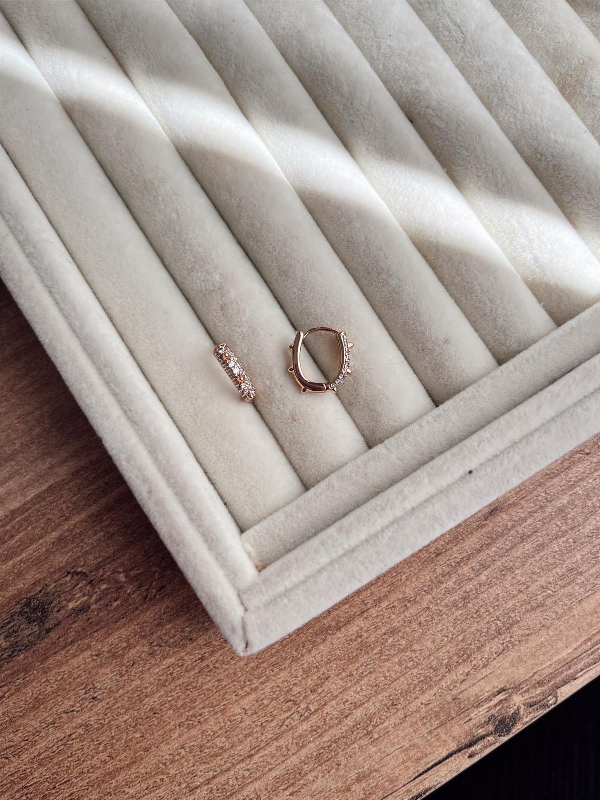 Çıkıntılı ve Taşlı Vip Küpe