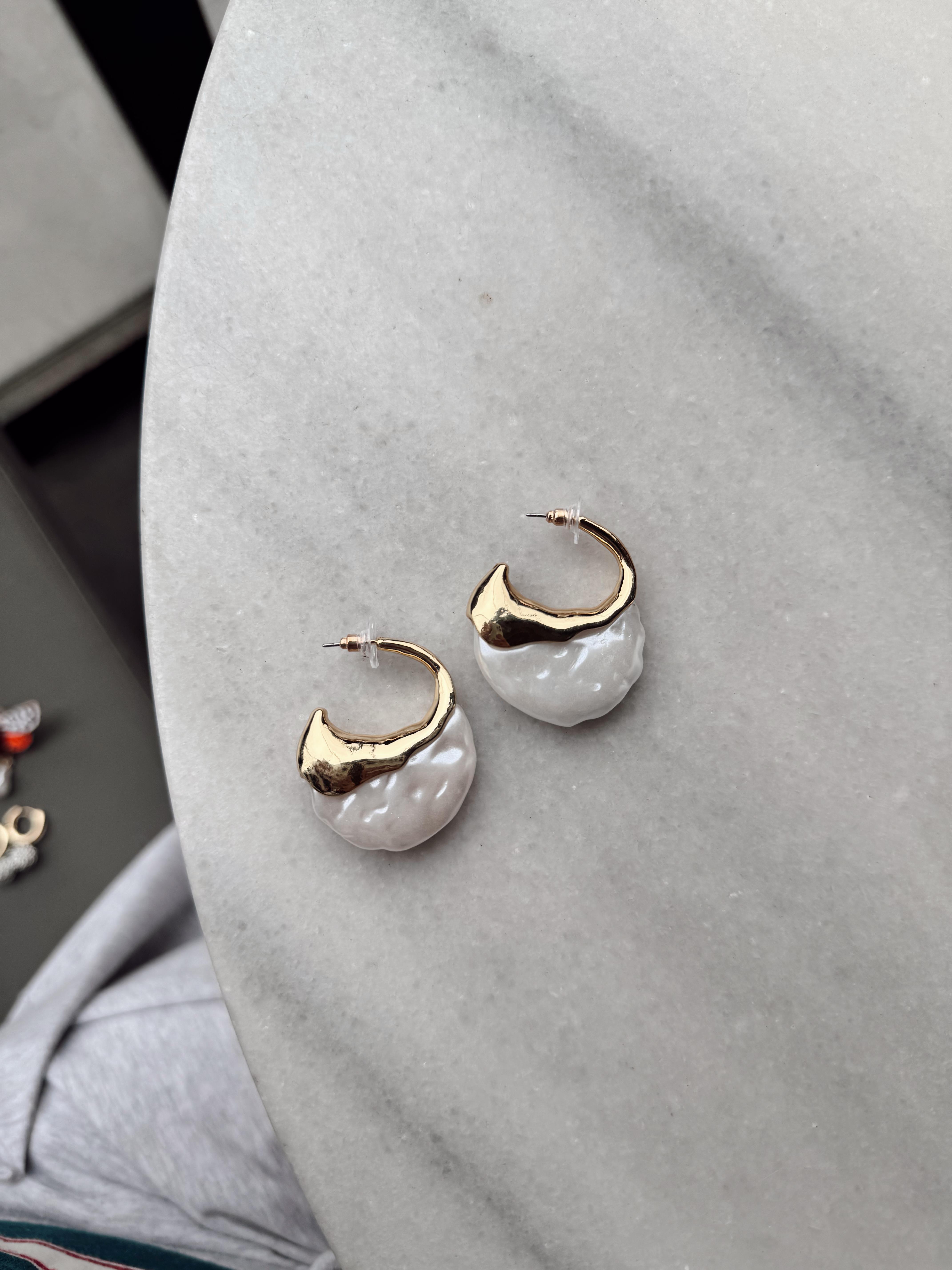 Gold ve sedef detaylı ZARA küpe 