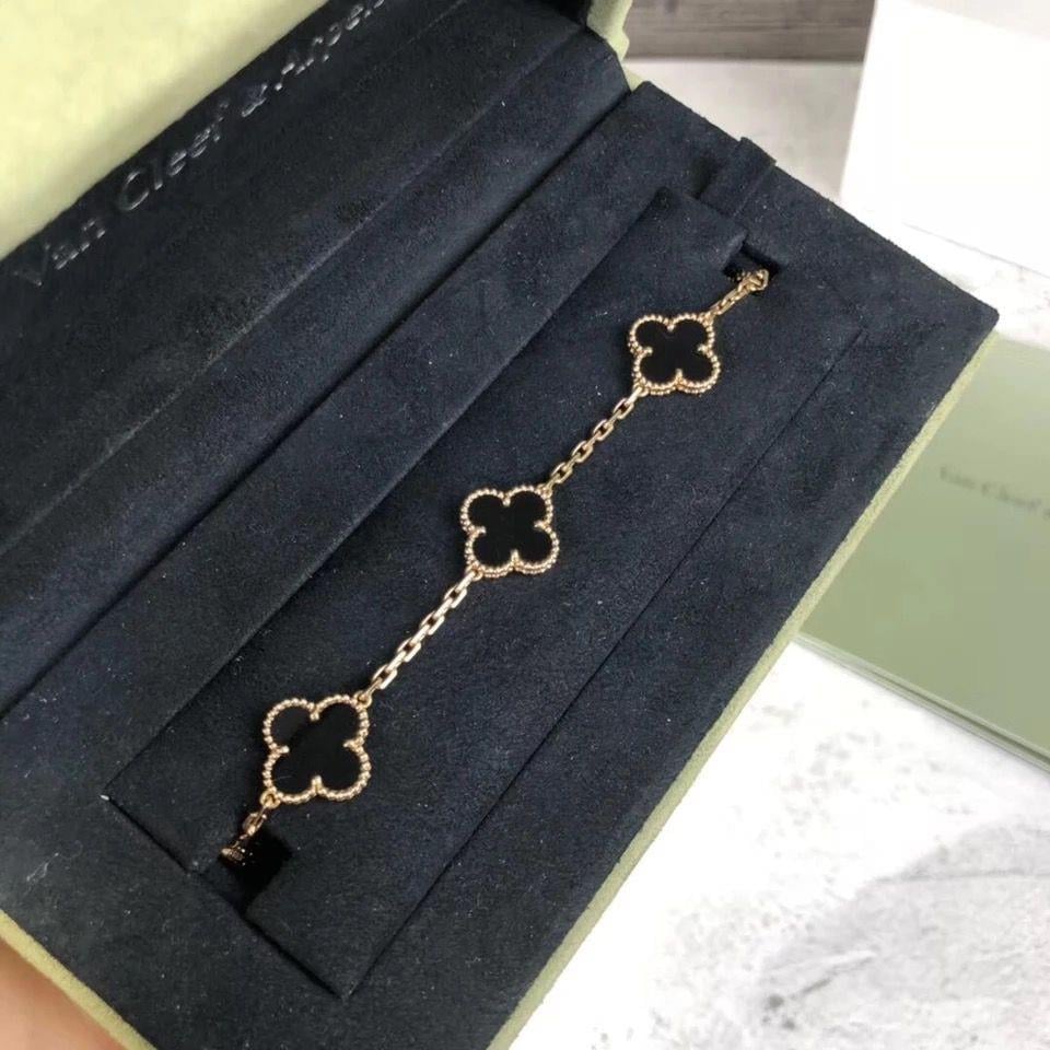 Marka siyah yonca bileklik