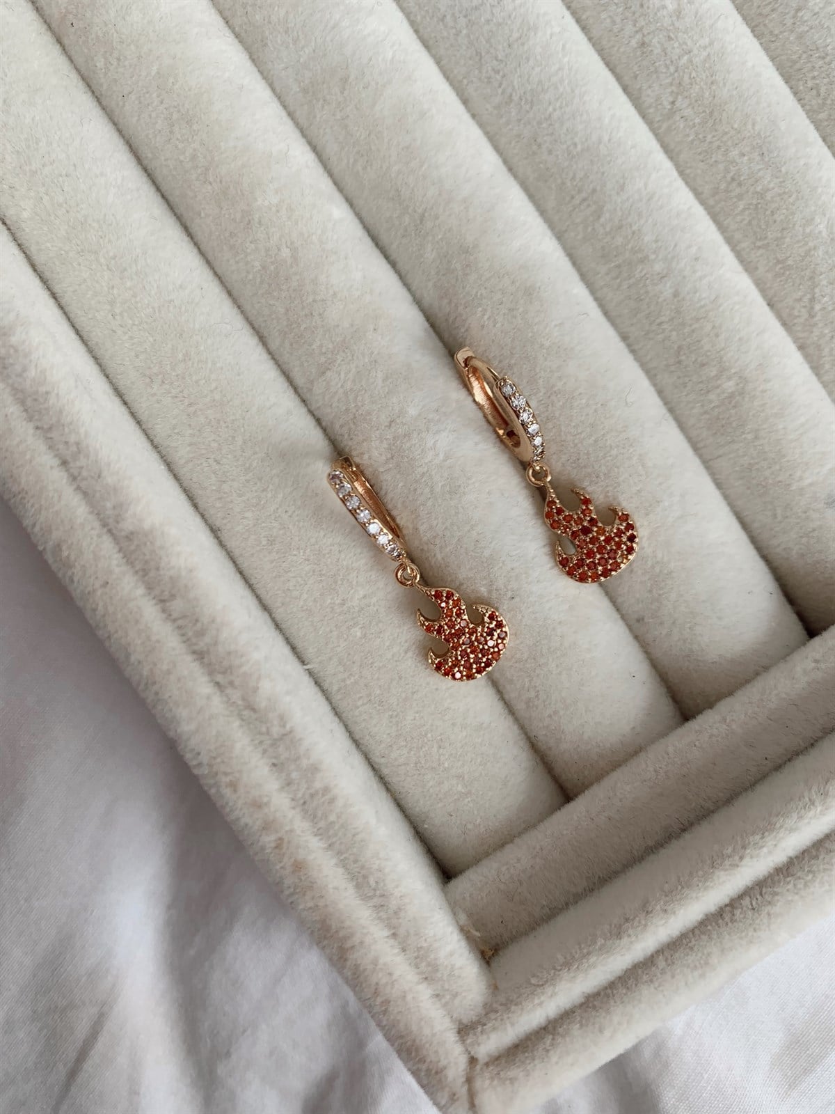 Minik Kırmızı Taş Alev Figürü Çelik Küpe