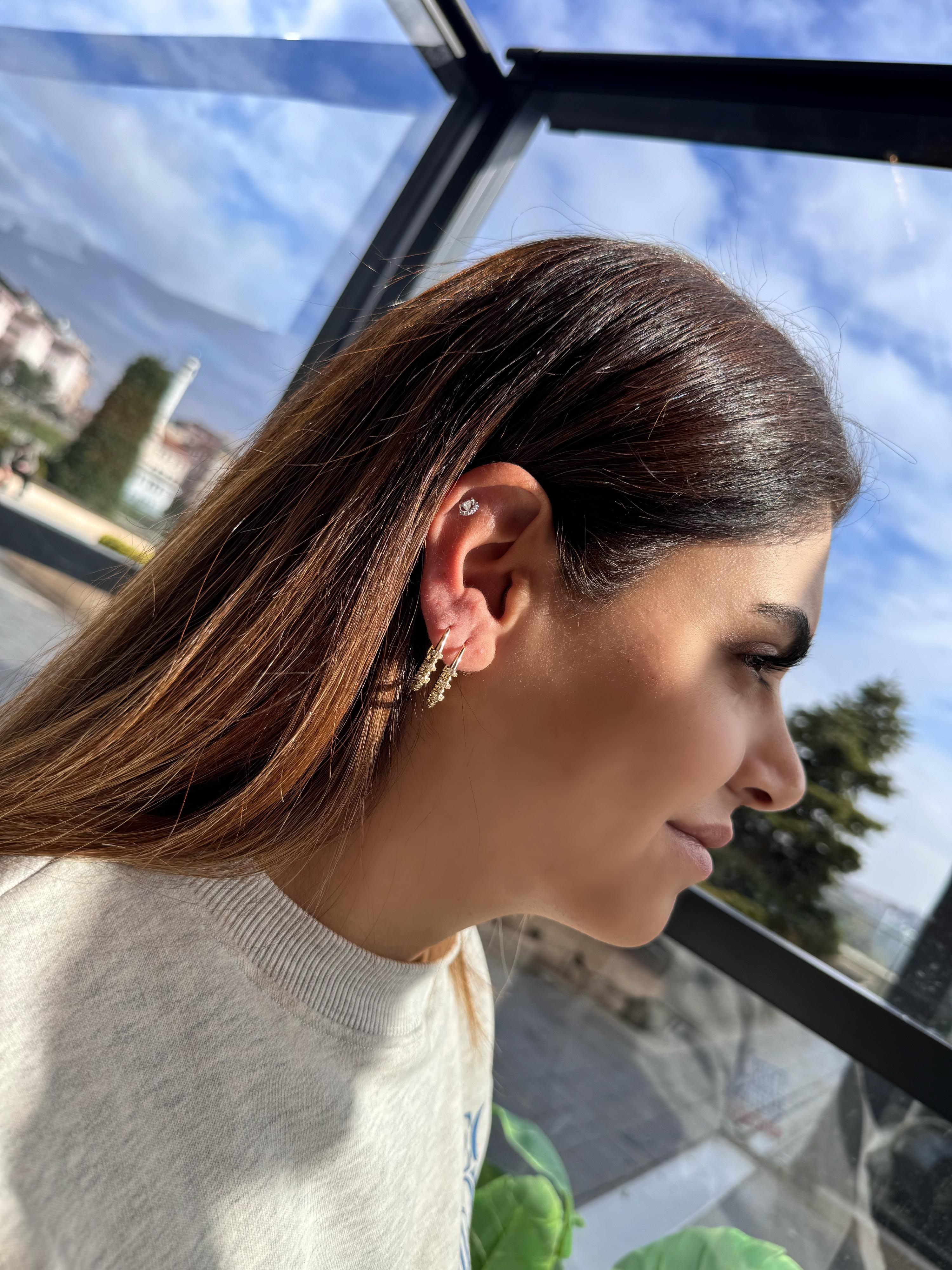 Özel Seri oval taşlı burgu detaylı Küpe