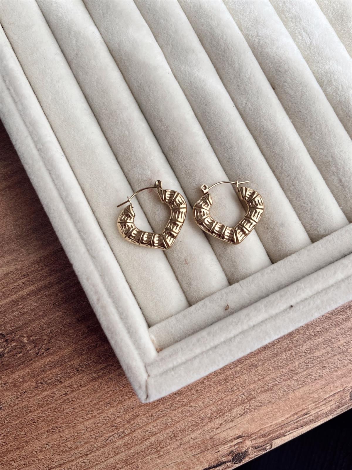 Üzeri Çizgili Kalp Vip Küpe