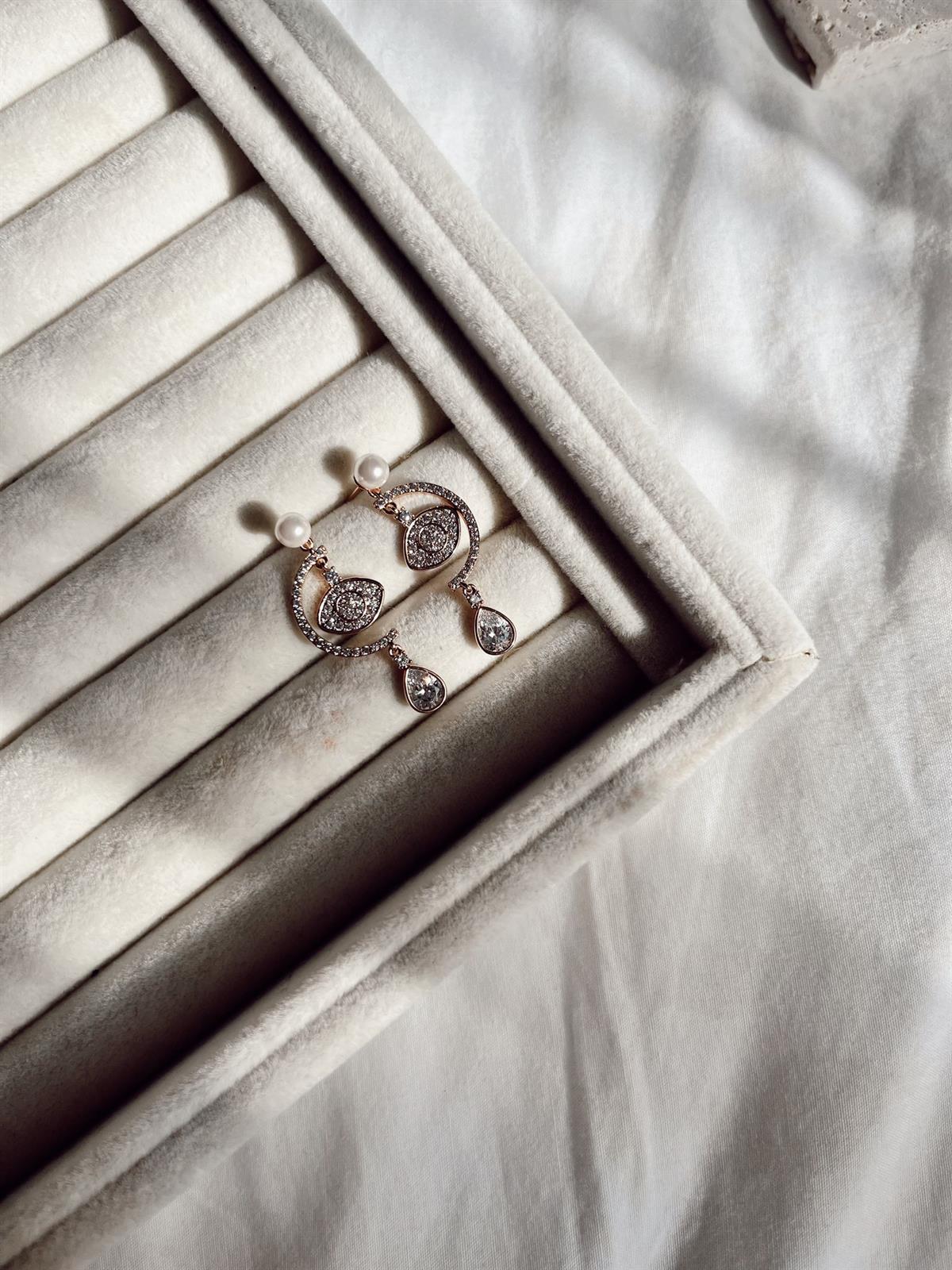 Zircon Taşlı Göz ve Sallantılı Çelik Küpe