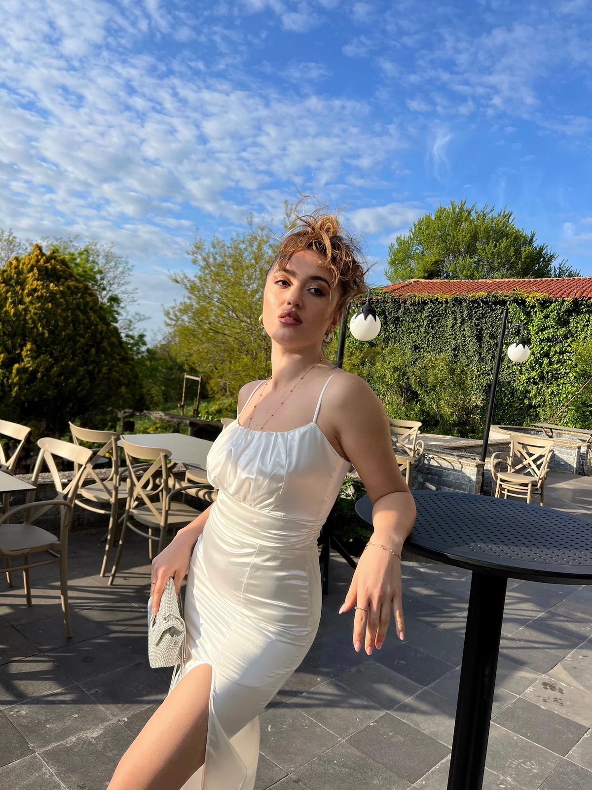  Askılı Yırtmaçlı Saten Elbise - Beyaz