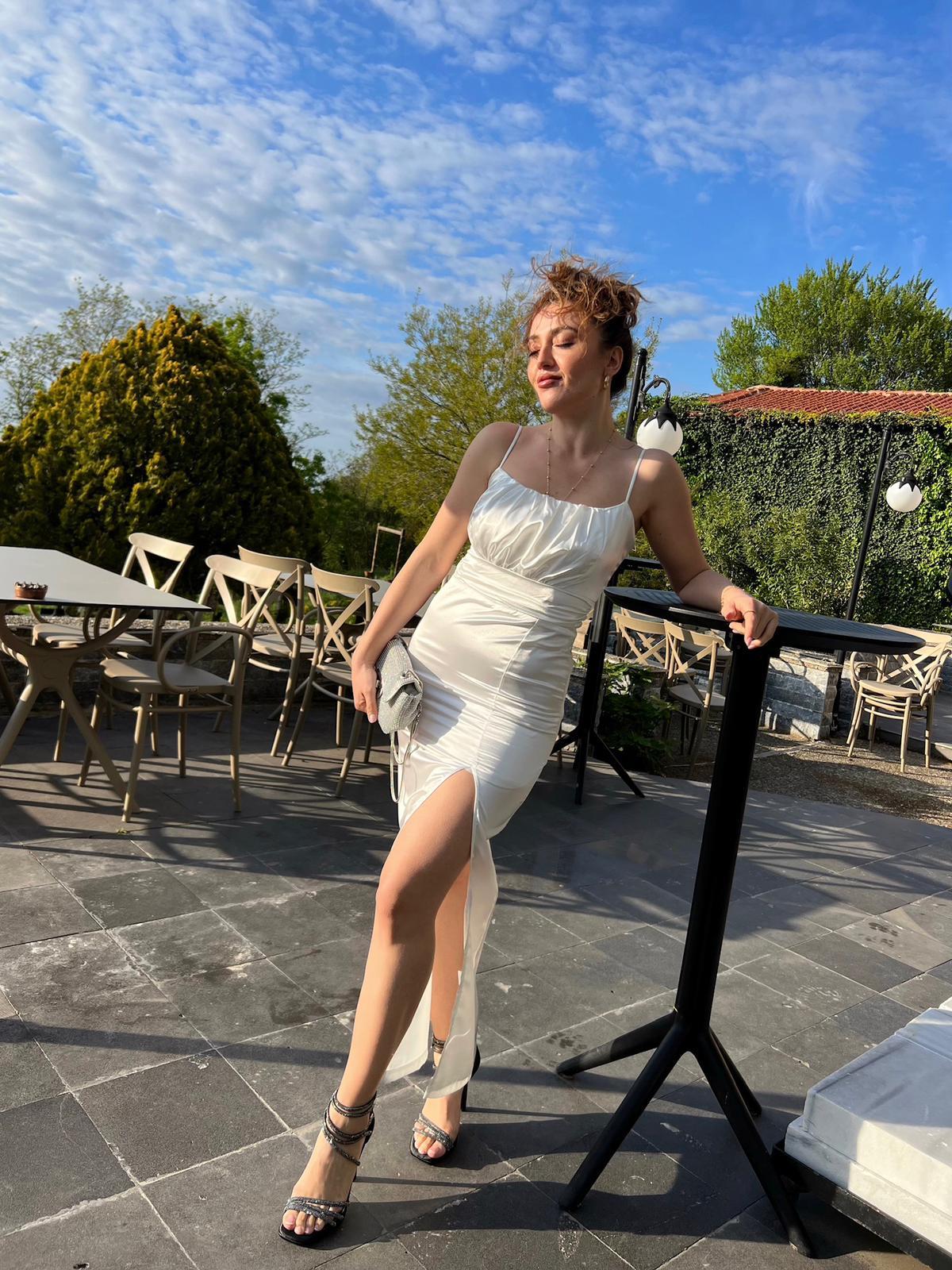  Askılı Yırtmaçlı Saten Elbise - Beyaz