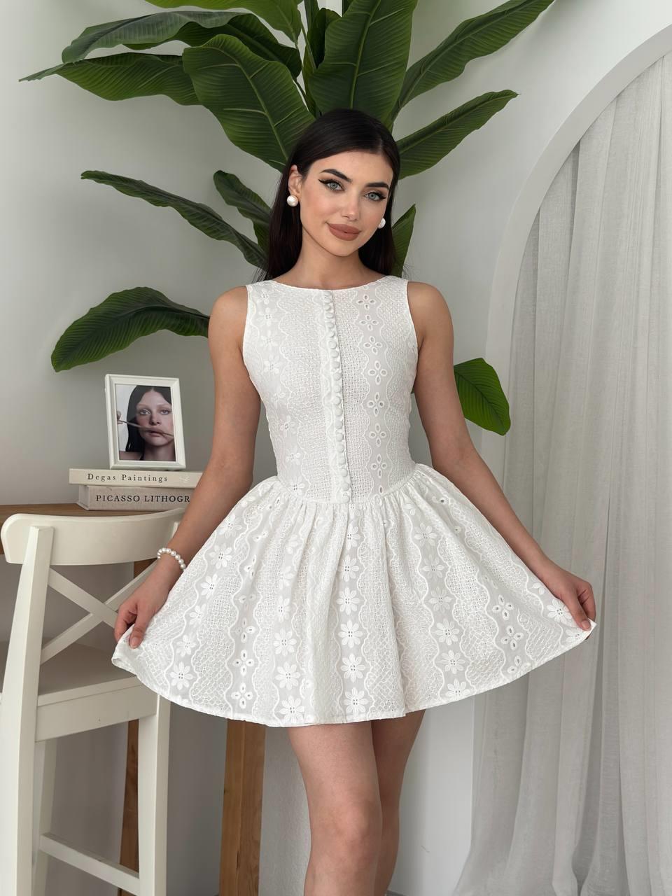 Düğmeli Mini Fisto Nakışlı Elbise
