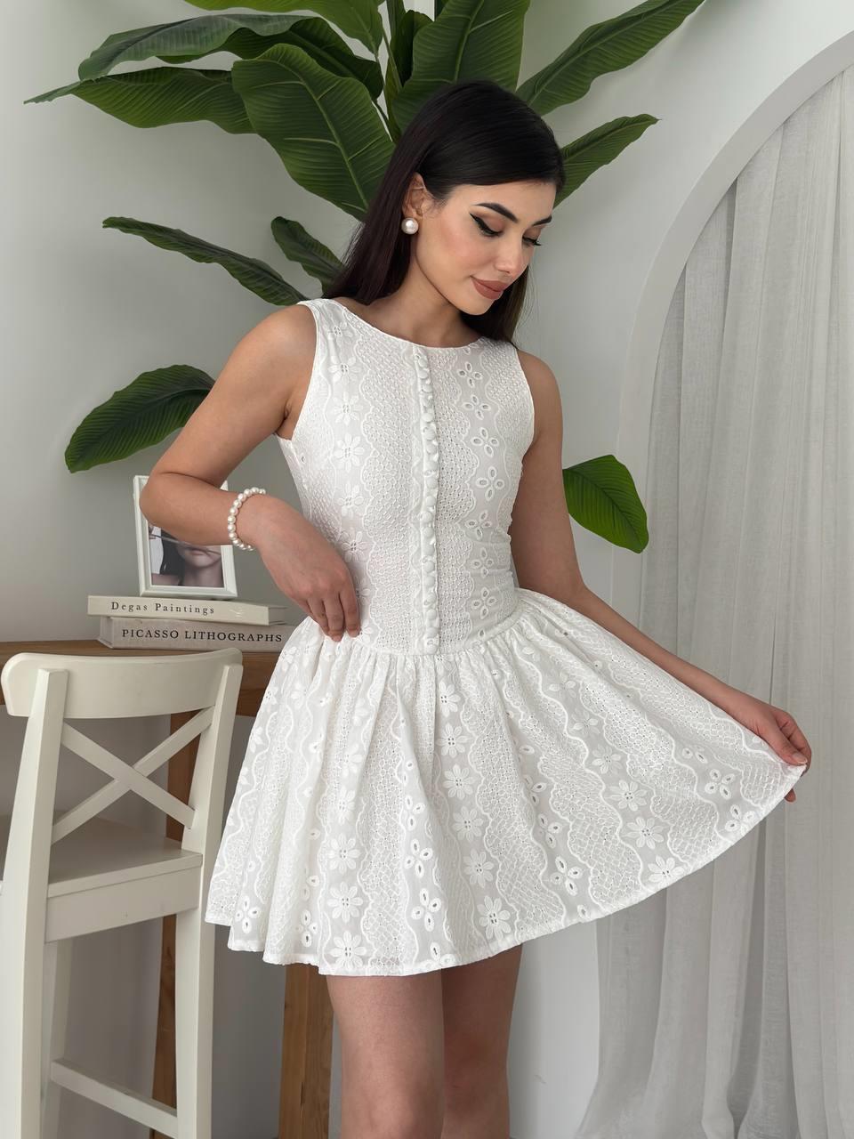 Düğmeli Mini Fisto Nakışlı Elbise