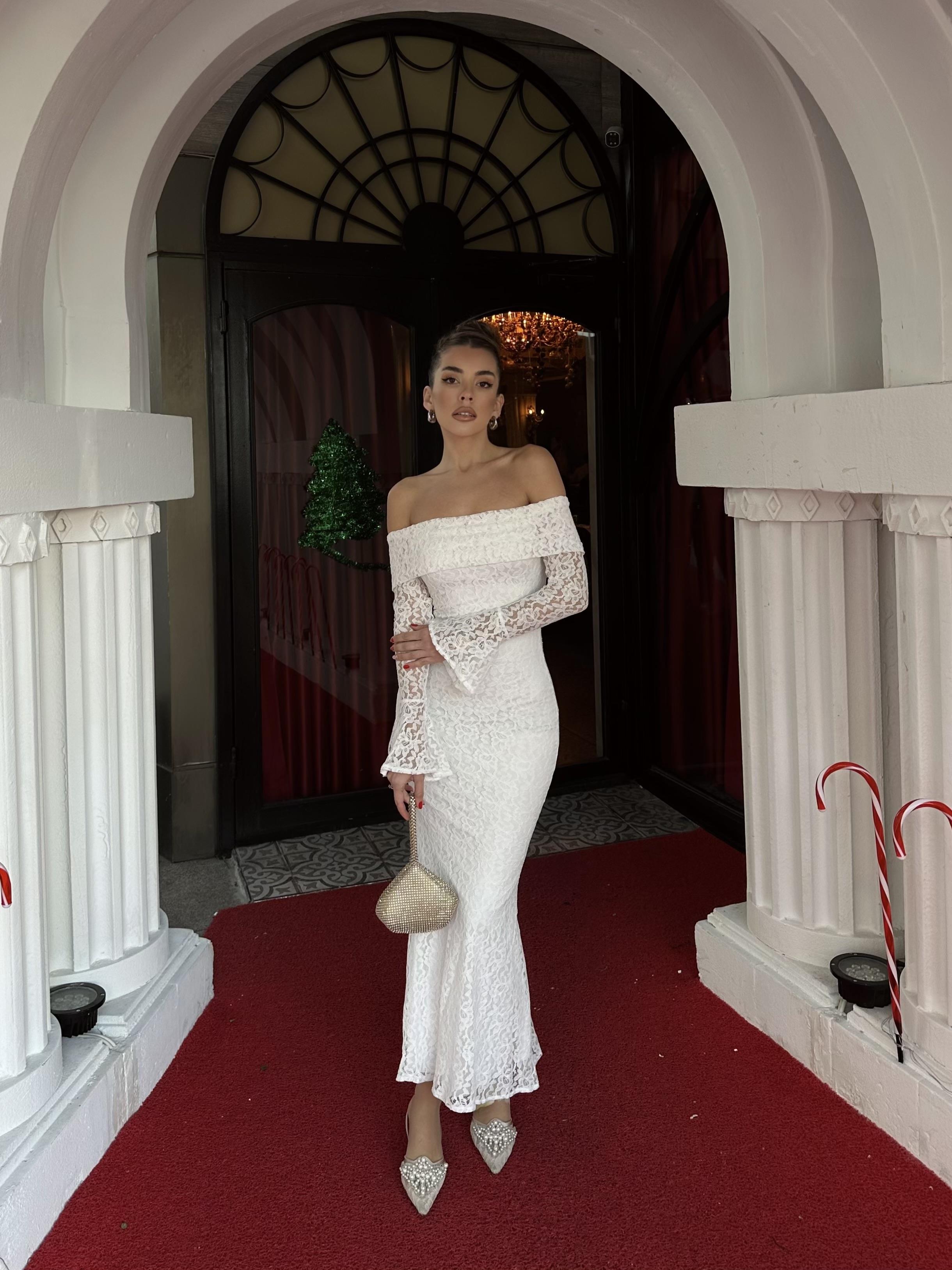 Madonna Yaka Tasarım Dantel Elbise