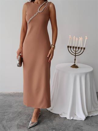 Mona Taş Detay Atlas Kumaş Uzun Elbise