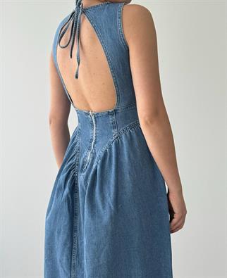 Jere Sırt Dokolteli Detaylı Denim Elbise