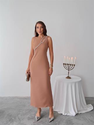 Mona Taş Detay Atlas Kumaş Uzun Elbise