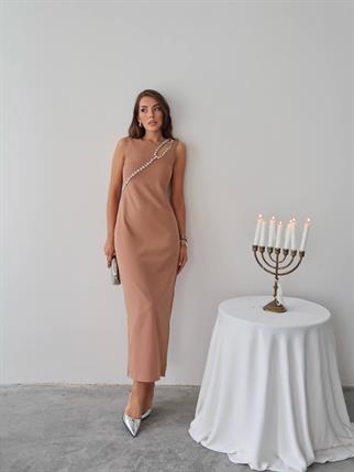 Mona Taş Detay Atlas Kumaş Uzun Elbise