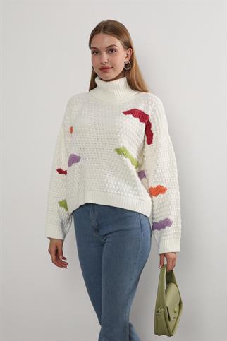 Kadın Renkli İşleme Detay Boğazlı Triko Kazak