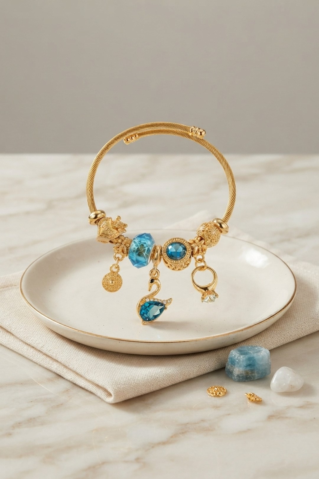 Mavi Kuğu Model Gold Renk Charmlı Bileklik