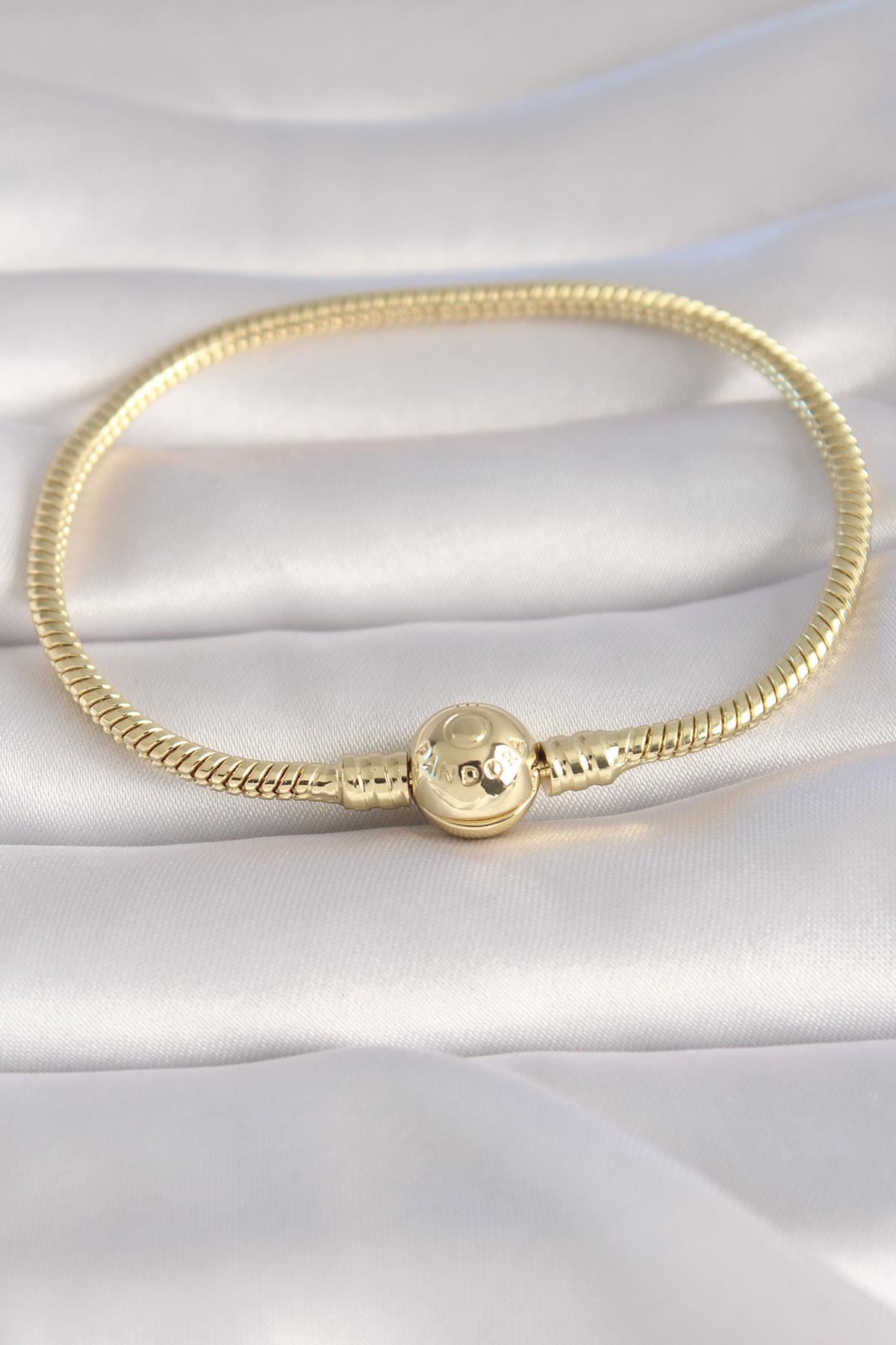 Pirinç Gold Renk İşleme Detay Charm Model Kadın Bileklik