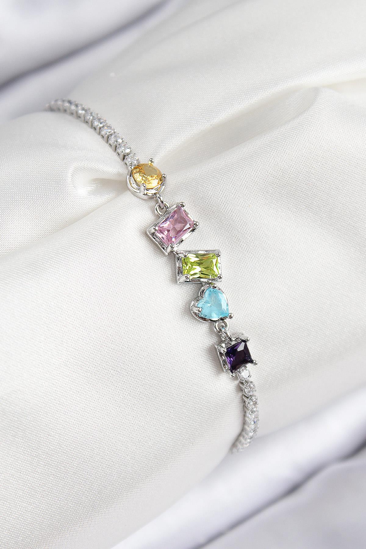 Pirinç Renkli Zirkon Taşlı Geometrik Model Gümüş Renk Kadın Bileklik