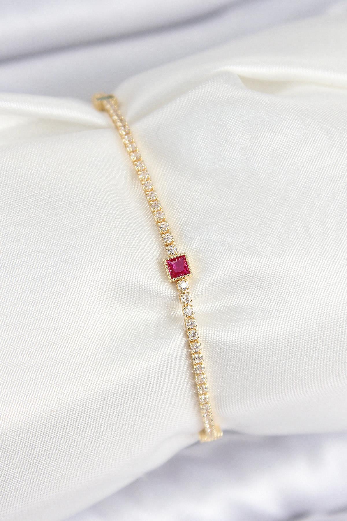 Pirinç Zirkon Taşlı Kare Model Gold Renk Kadın Bilekilk