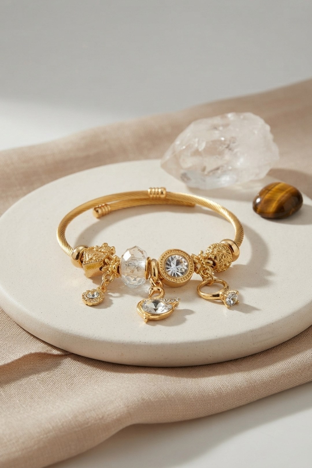 Swan Model Gold Renk Beyaz Charmlı Bileklik