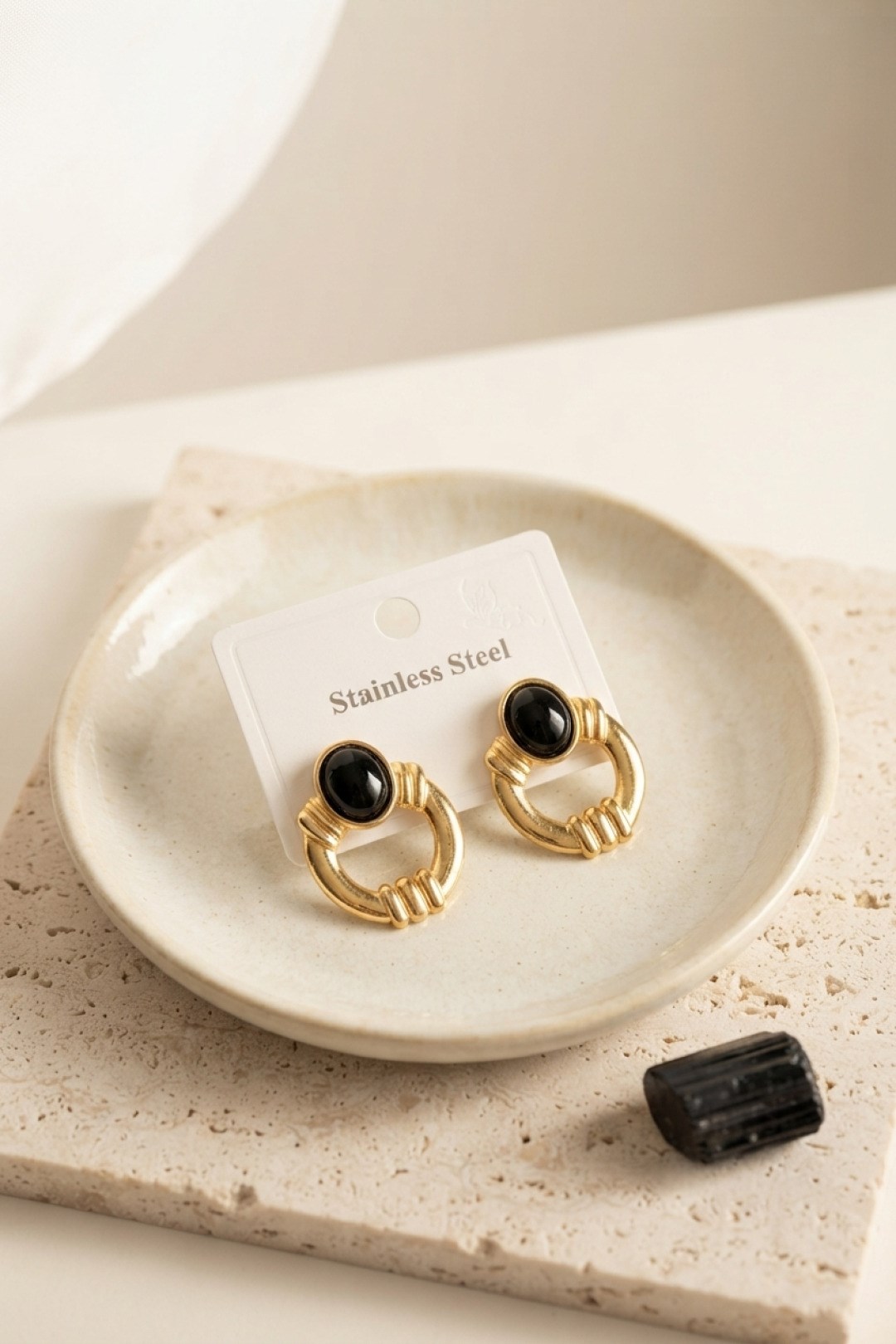316L Çelik Gold Renk Vintage Siyah Taşlı Küpe