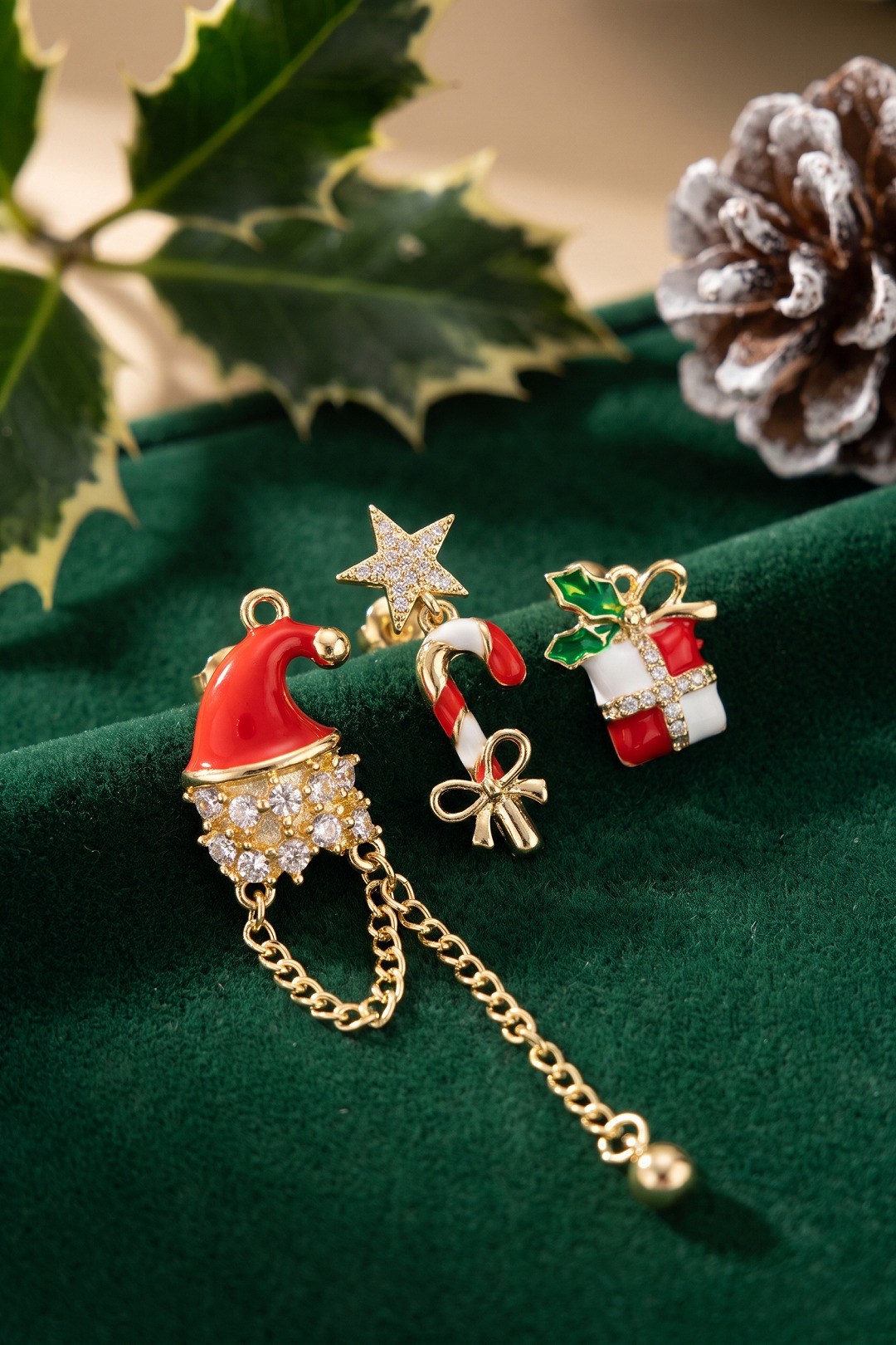 Gold Noel Baba Şapkalı Zirkon Taşlı Yılbaşı Küpe