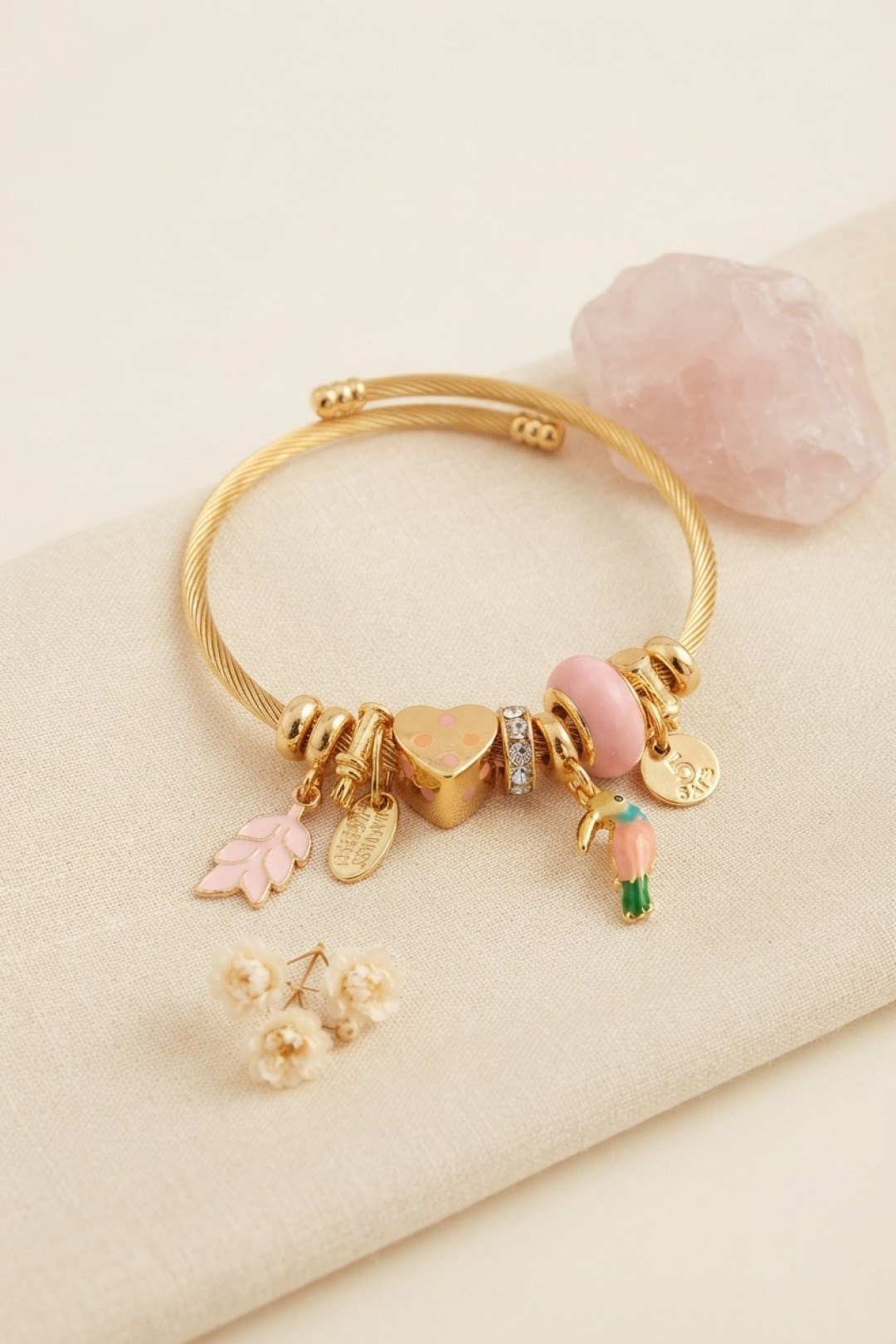 Kuş Figürlü Pembe Charmlı Gold Renk Bileklik