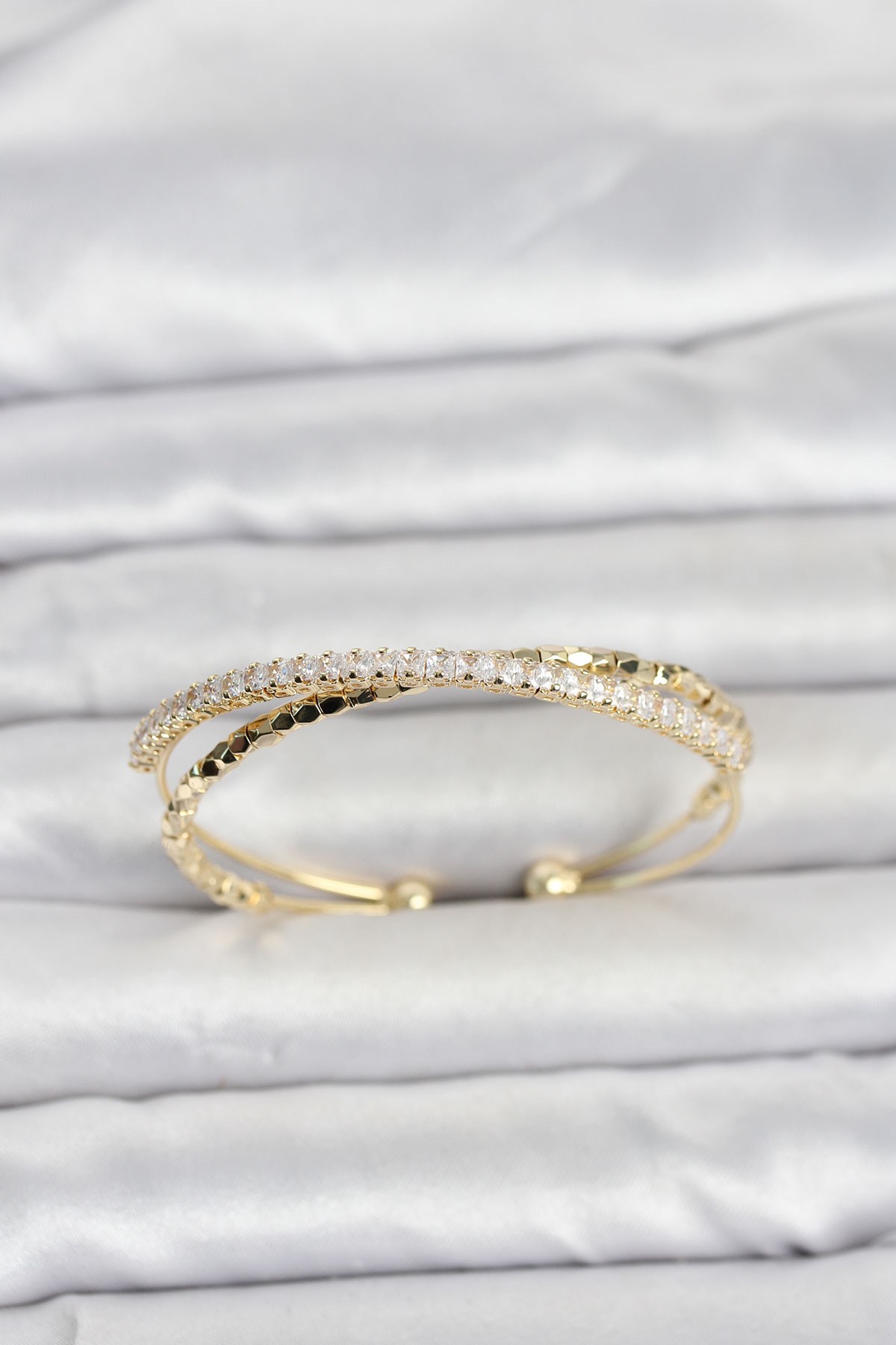 Pirinç Gold Renk Zirkon Taşlı ve Dorika Model Kadın Bileklik