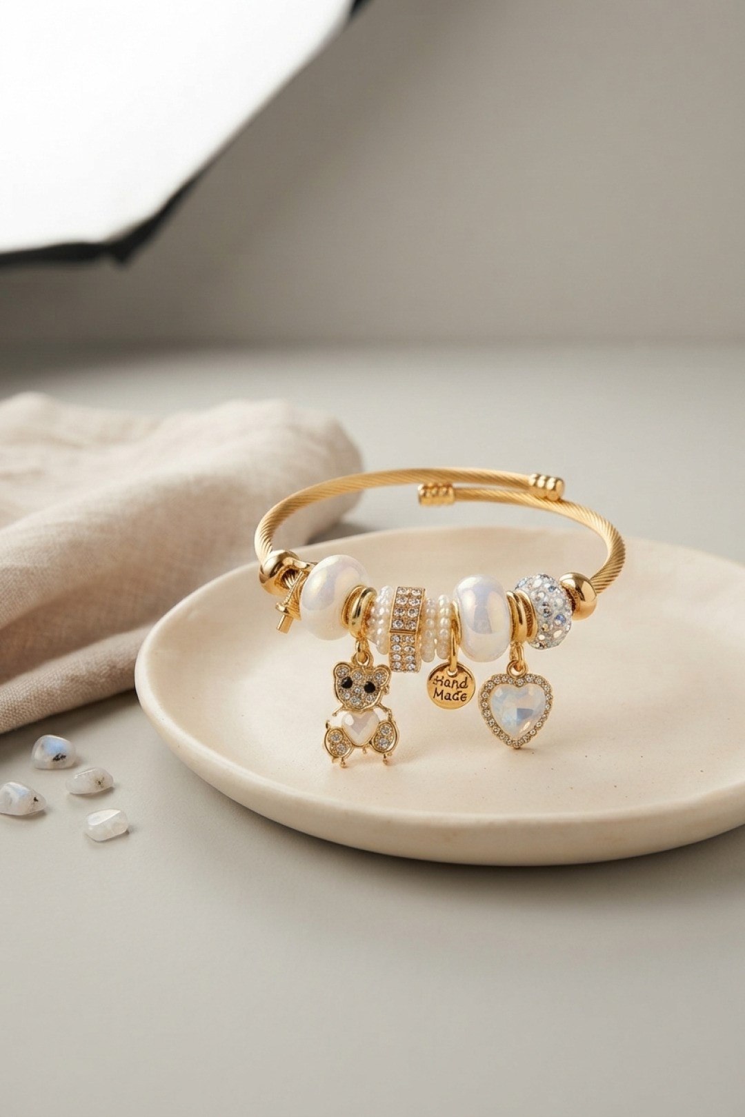 Tedy Bear Model Gold Renk Beyaz Charmlı Bileklik