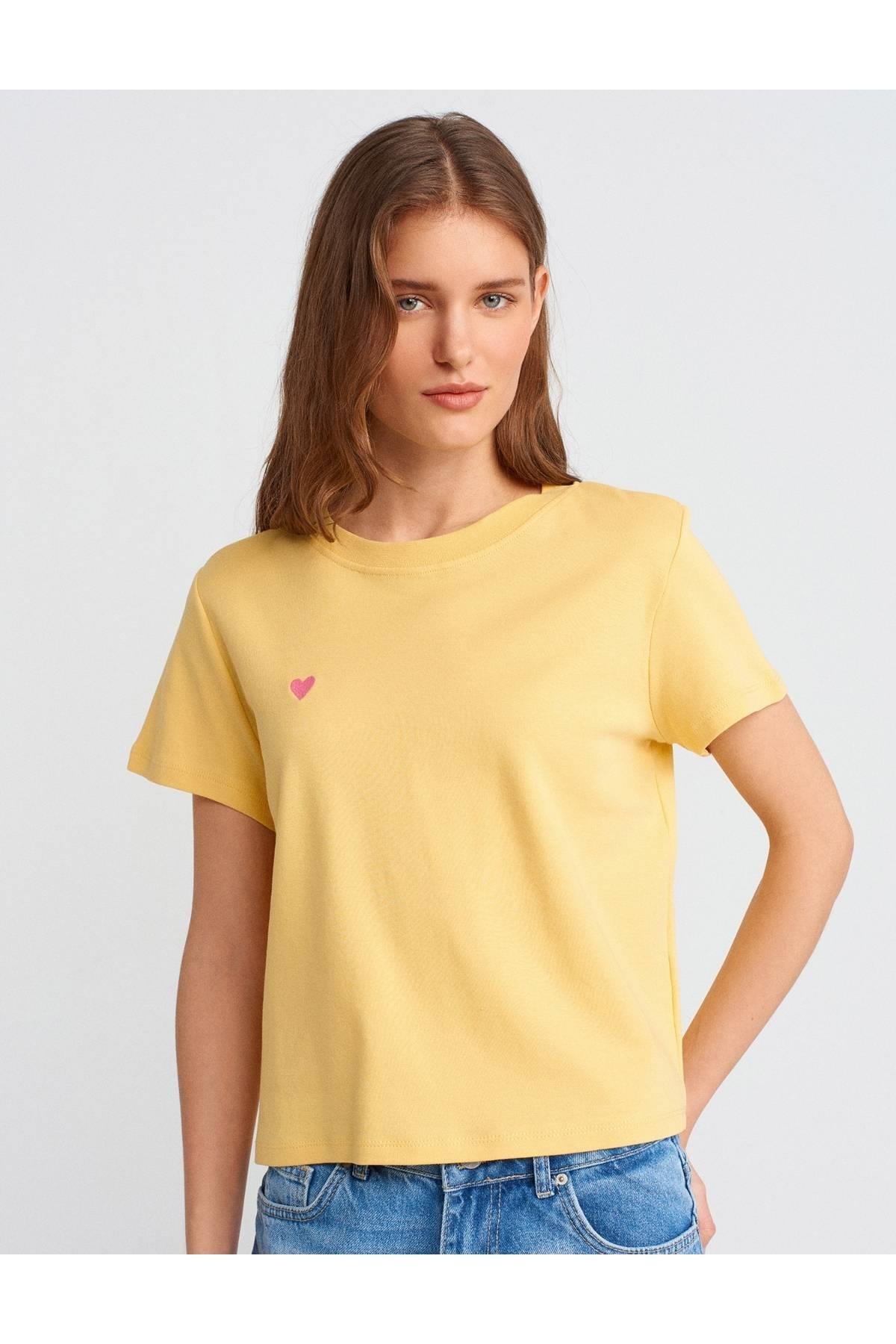 Bisiklet Yaka Kalp İşlemeli Pamuklu T-shirt - Sarı