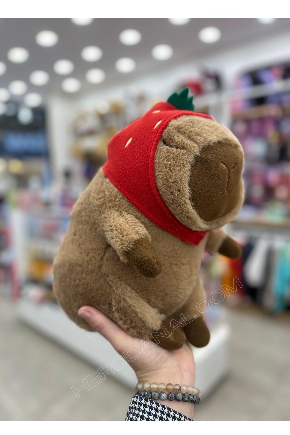 Sevimli Capybara Peluş - 30 cm - Çilek Şapkalı