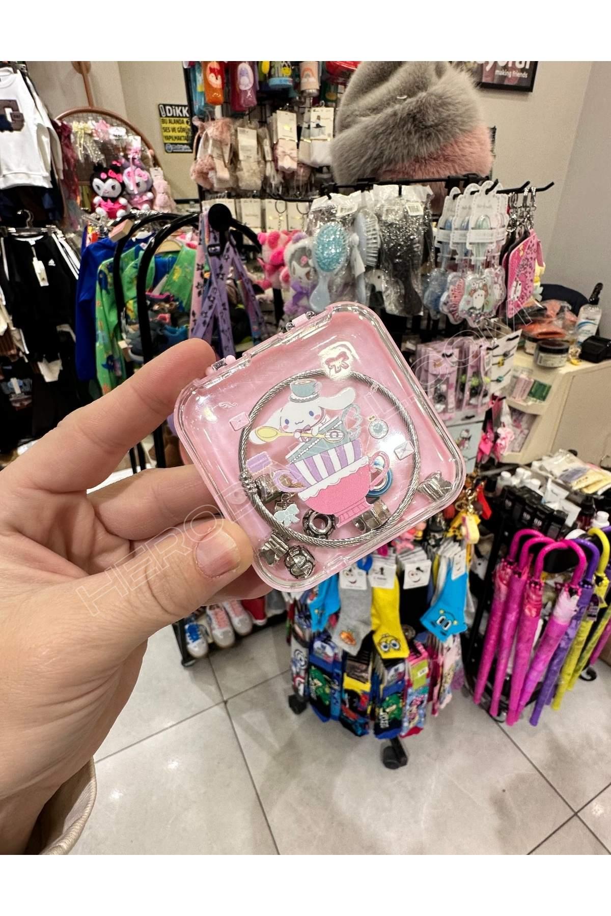 Manşet  Ayarlanabilir Paslanmaz Çelik Bileklik Sanrio Pompompurin Charm'lı - İçerikleri Değişmektedir - Pembe Kutu