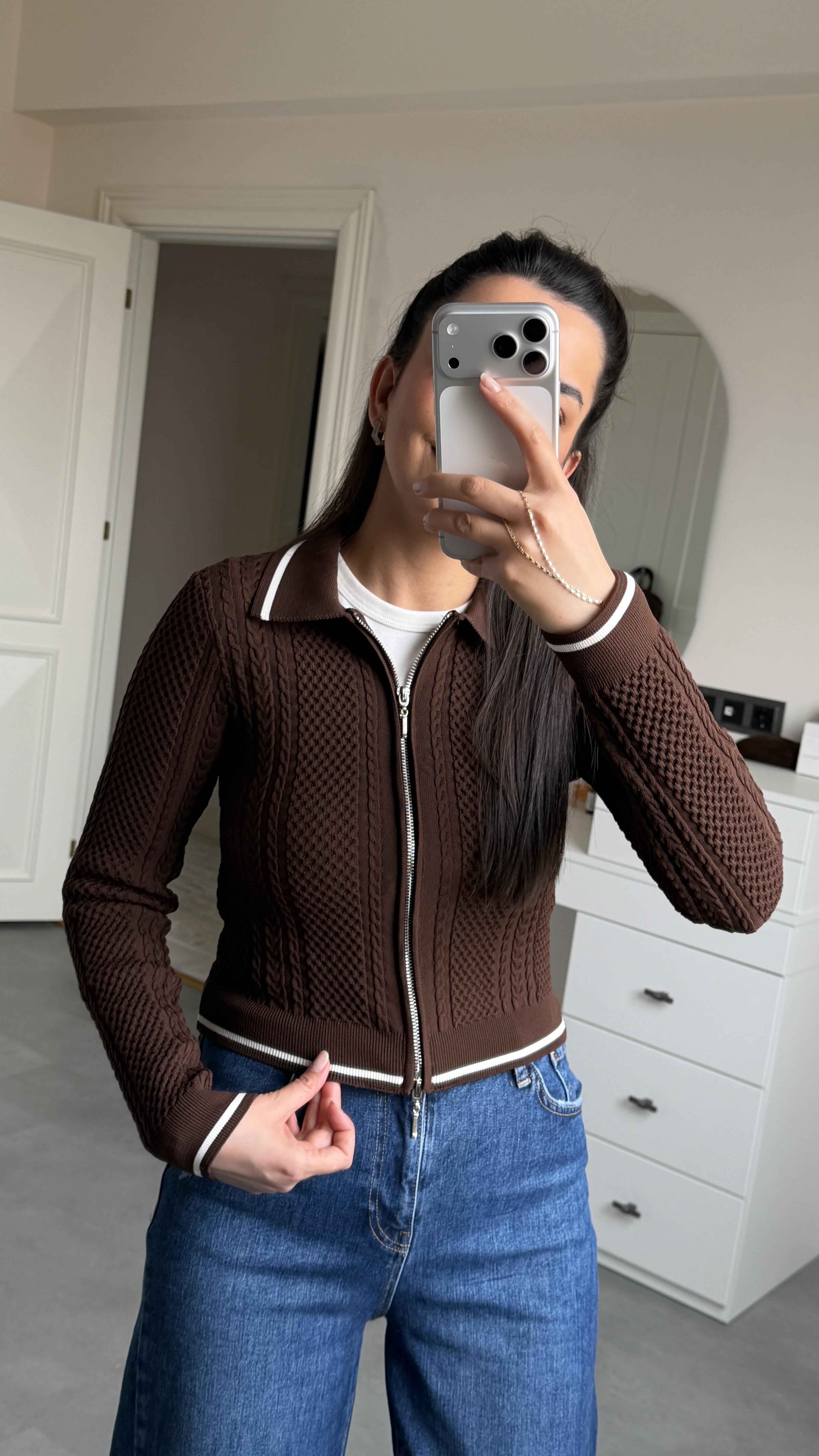 Beyaz Biyeli Polo Yaka Hırka - Kahve 