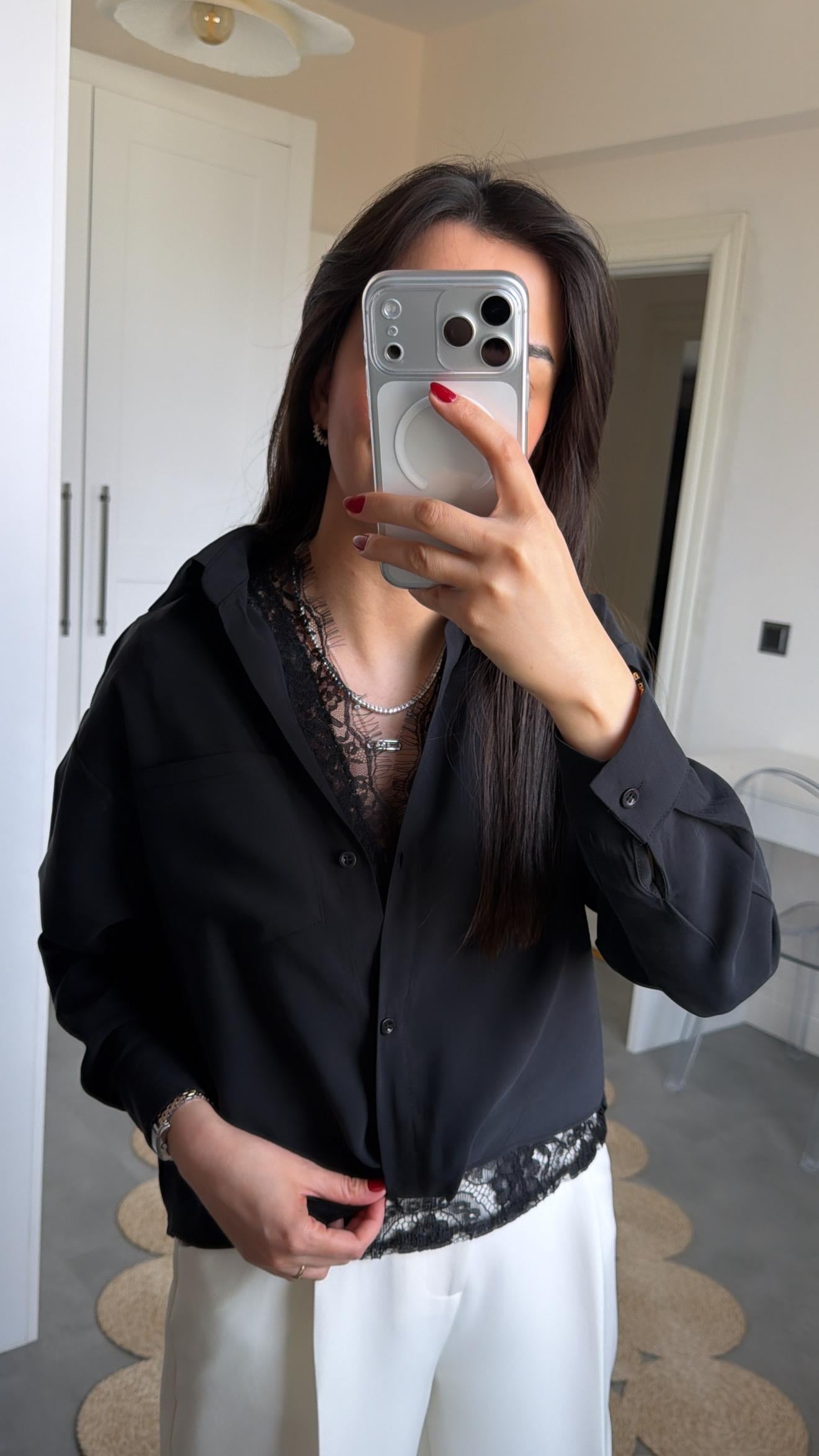 Dantel Detaylı Siyah Gömlek