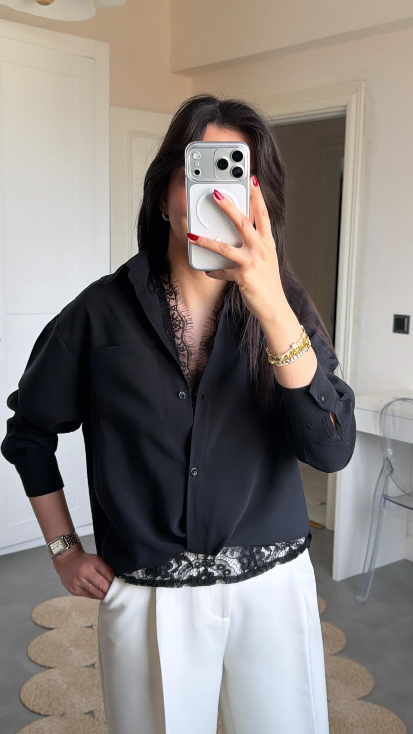 Dantel Detaylı Siyah Gömlek