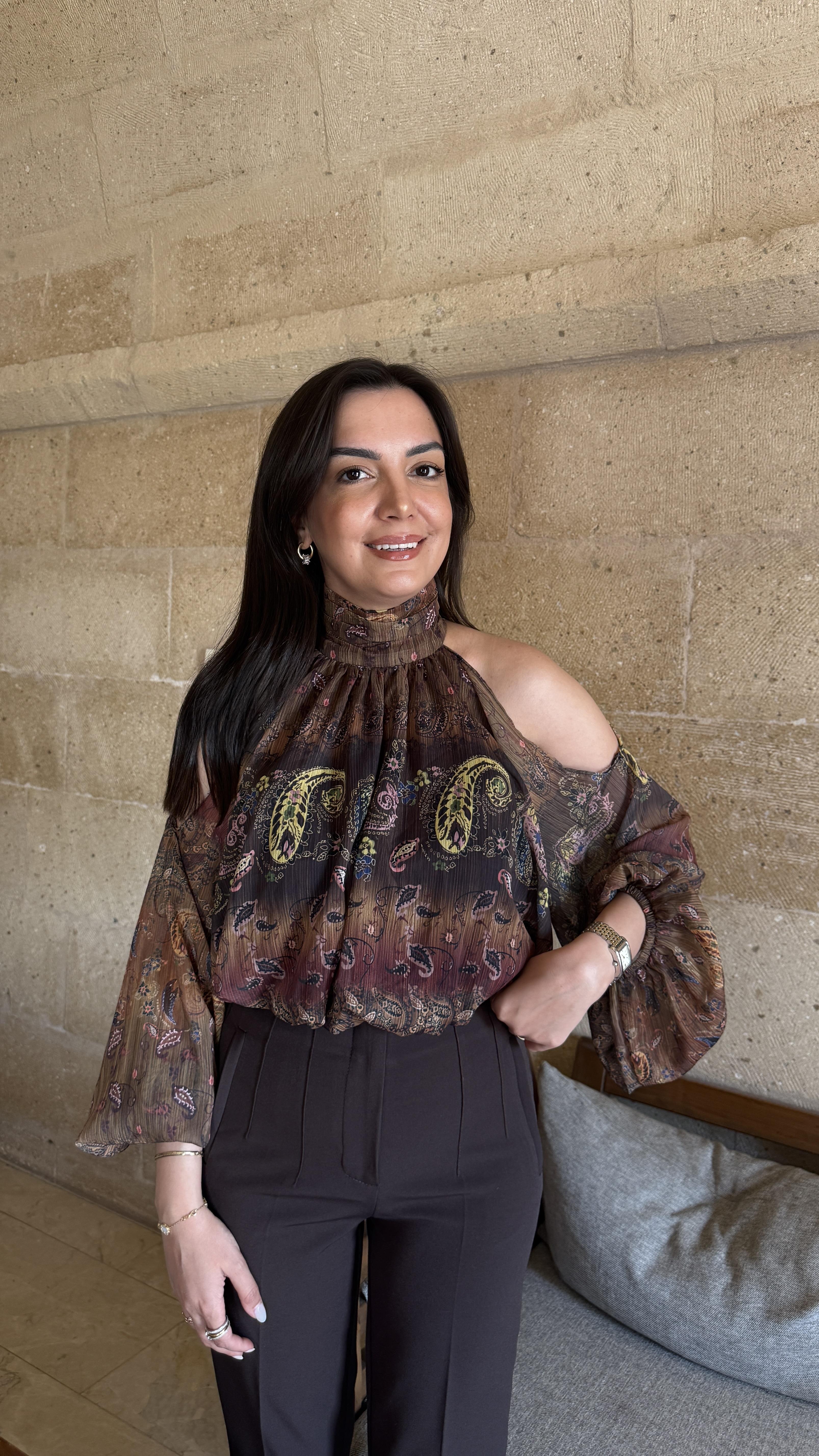 Desenli Şifon Omuz Detaylı Bluz - Kahve 