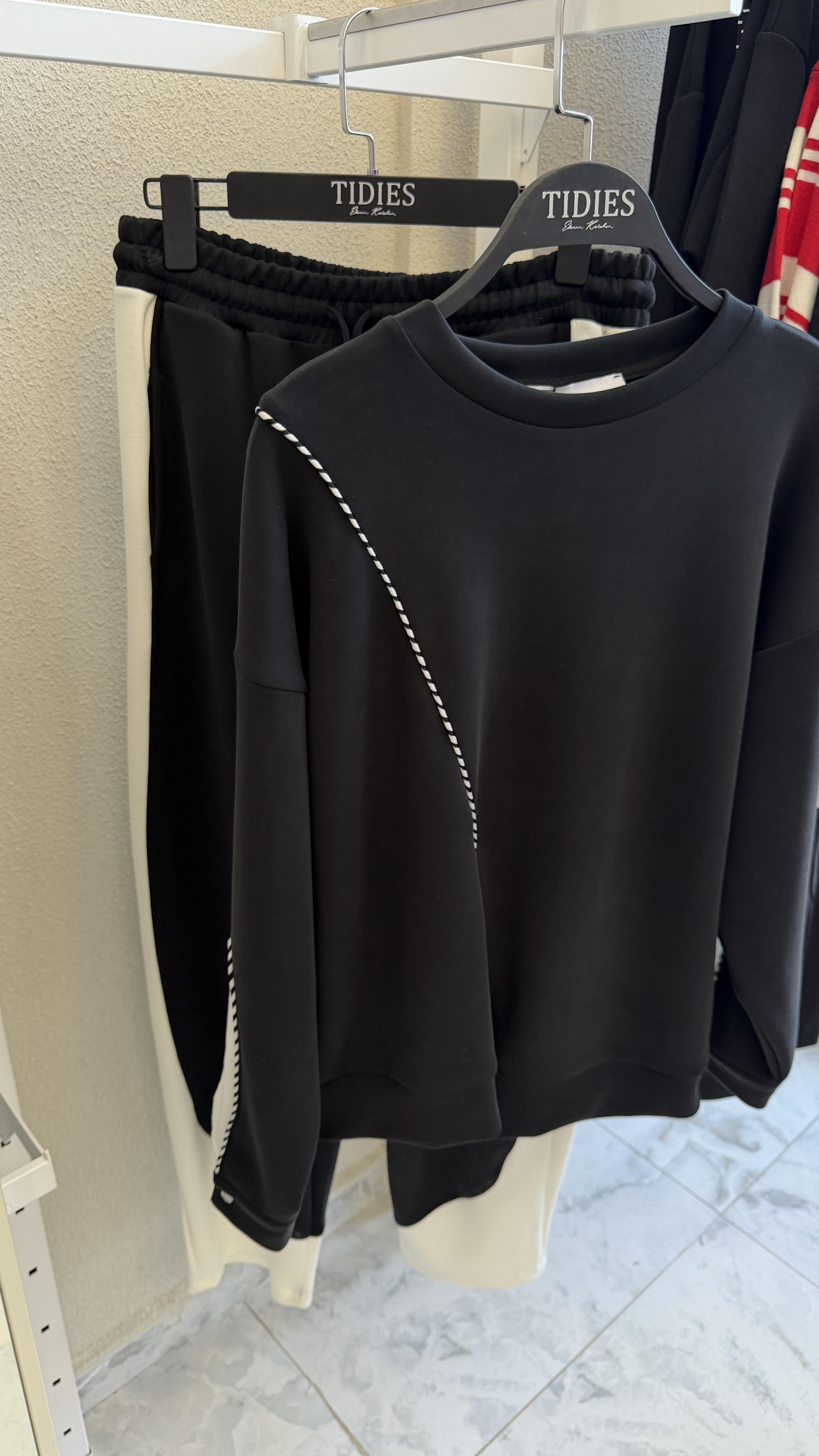 Şeritli Siyah - Beyaz Takım