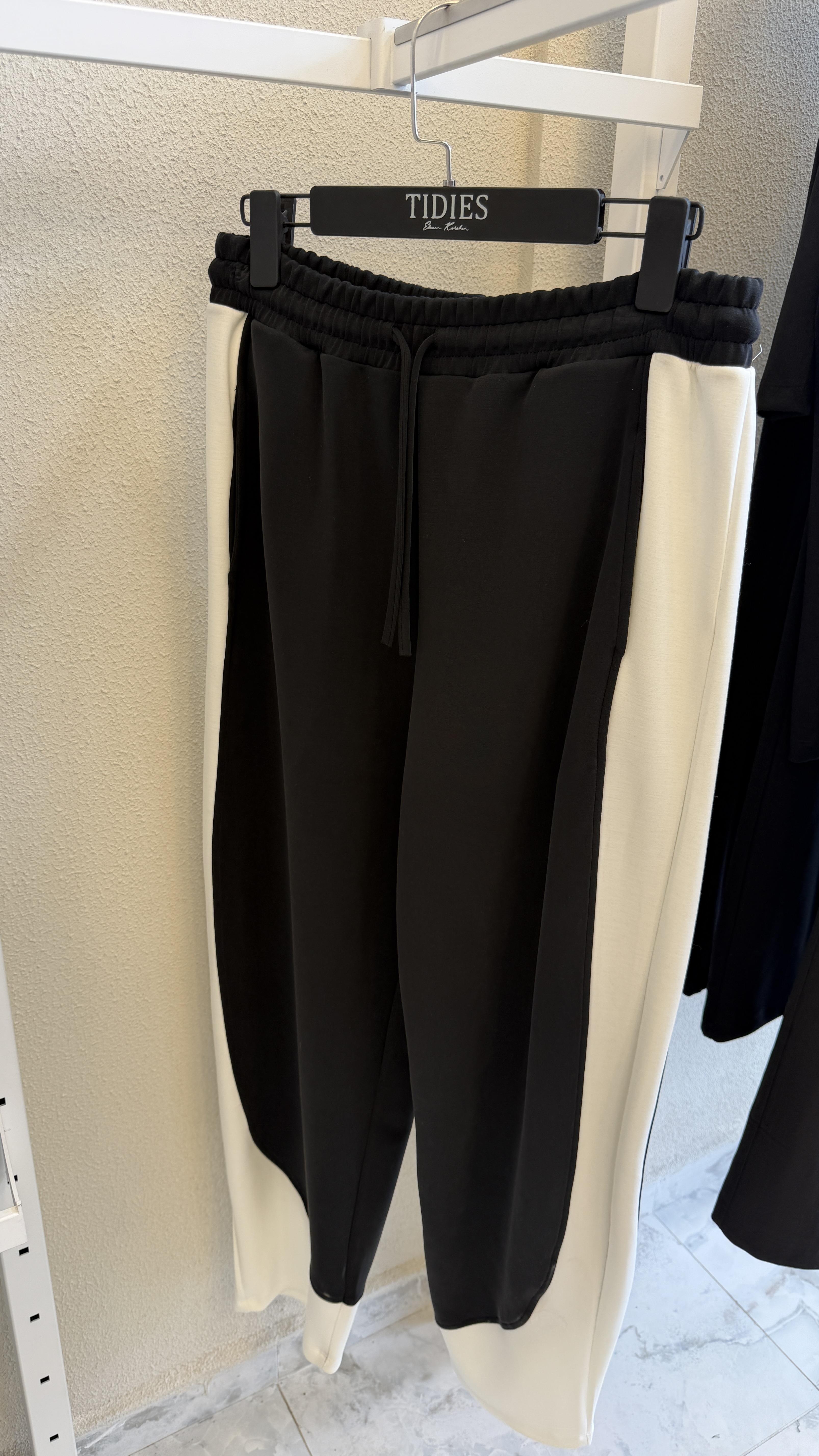 Şeritli Siyah - Beyaz Takım