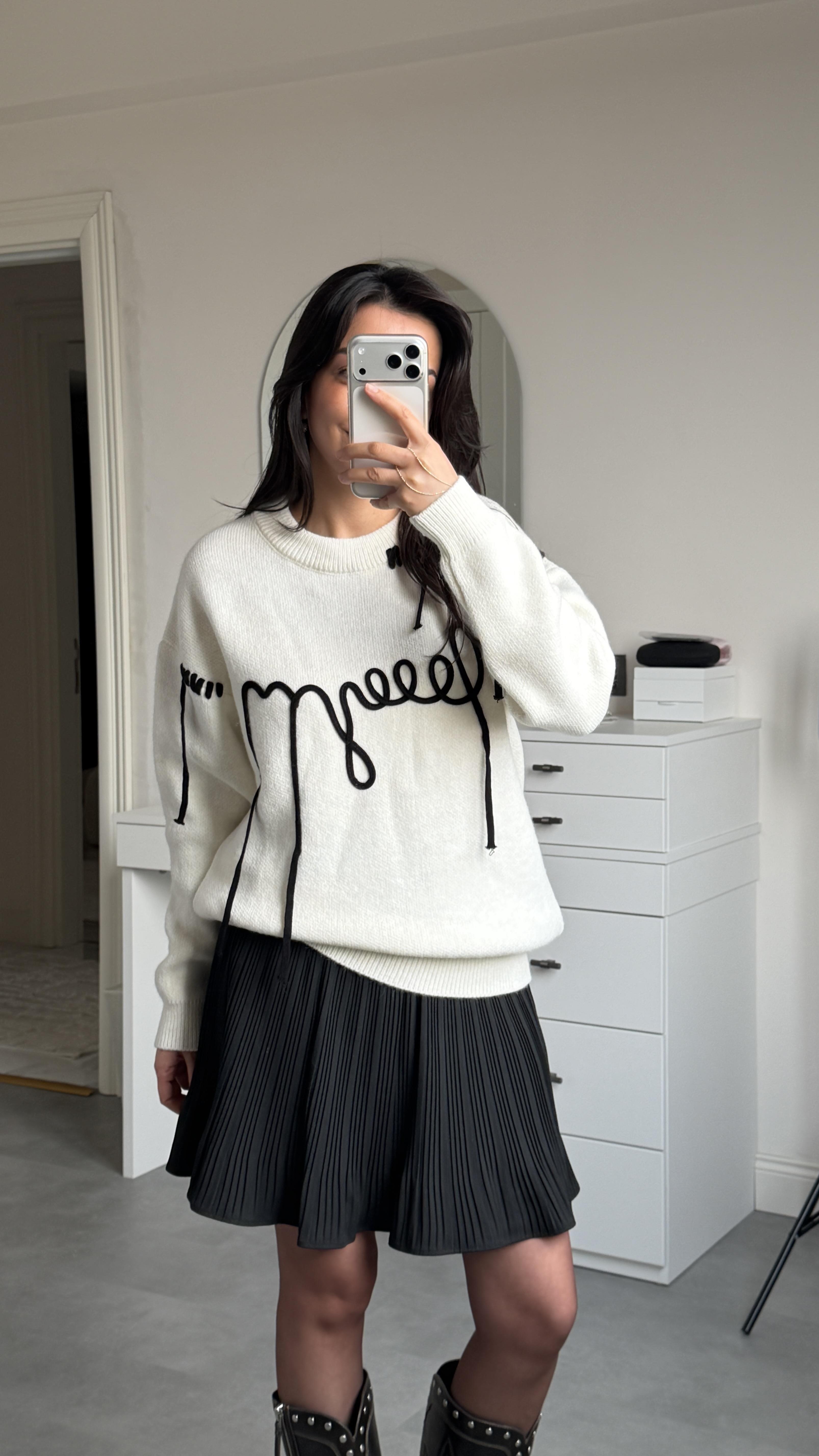 Siyah Yazılı Oversize Kazak - Beyaz