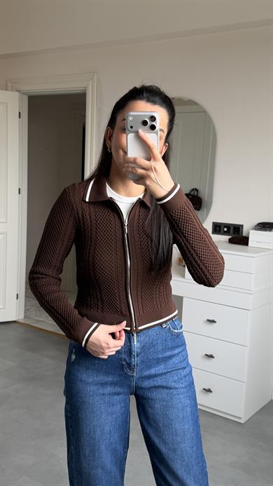 Beyaz Biyeli Polo Yaka Hırka - Kahve 