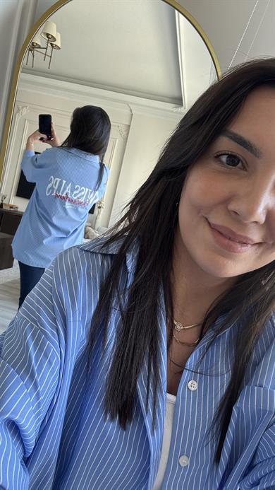 Mavi Çizgili Kırmızı Yazılı Gömlek 