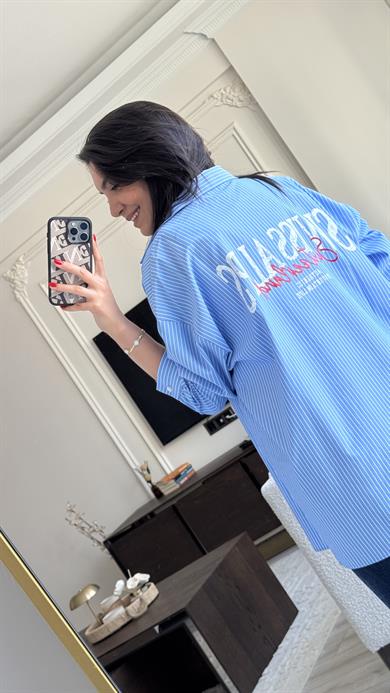 Mavi Çizgili Kırmızı Yazılı Gömlek 