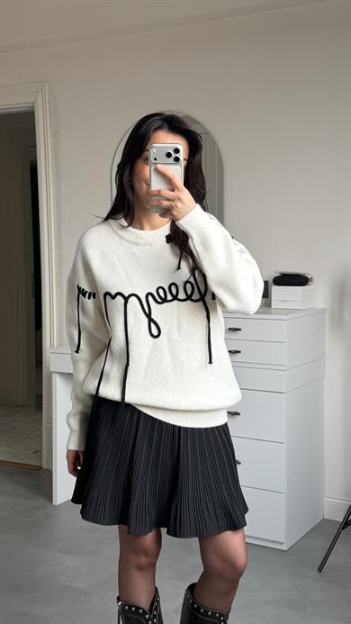 Siyah Yazılı Oversize Kazak - Beyaz