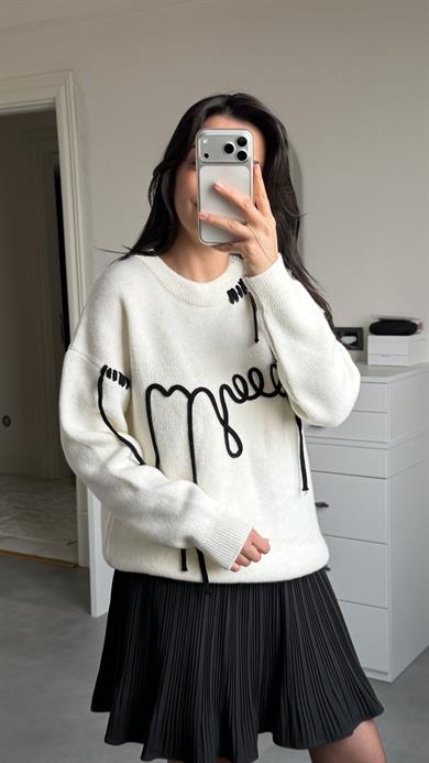 Siyah Yazılı Oversize Kazak - Beyaz