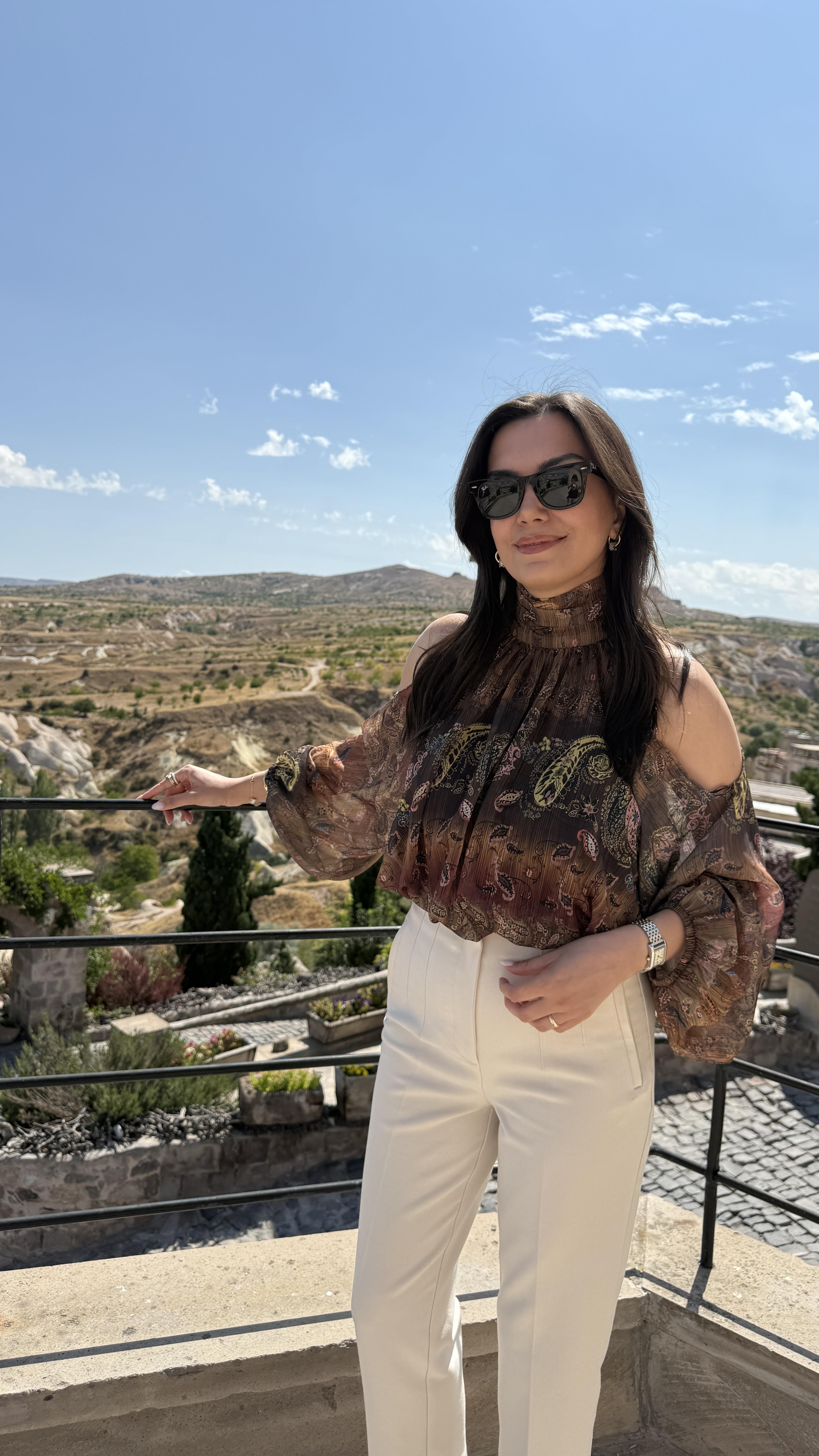 Desenli Şifon Omuz Detaylı Bluz - Kahve 