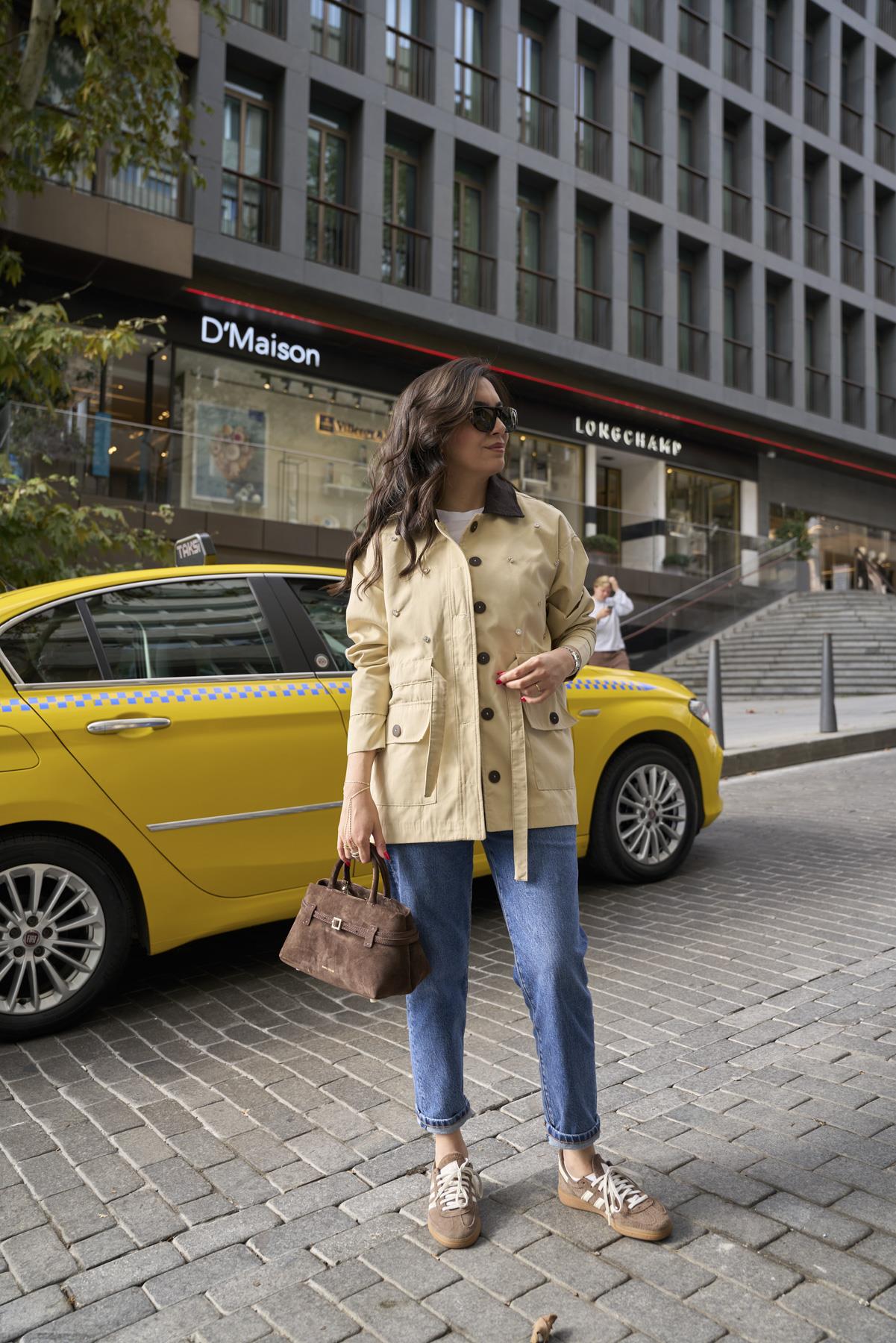 Kadife Yaka Taşlı Bej Ceket 