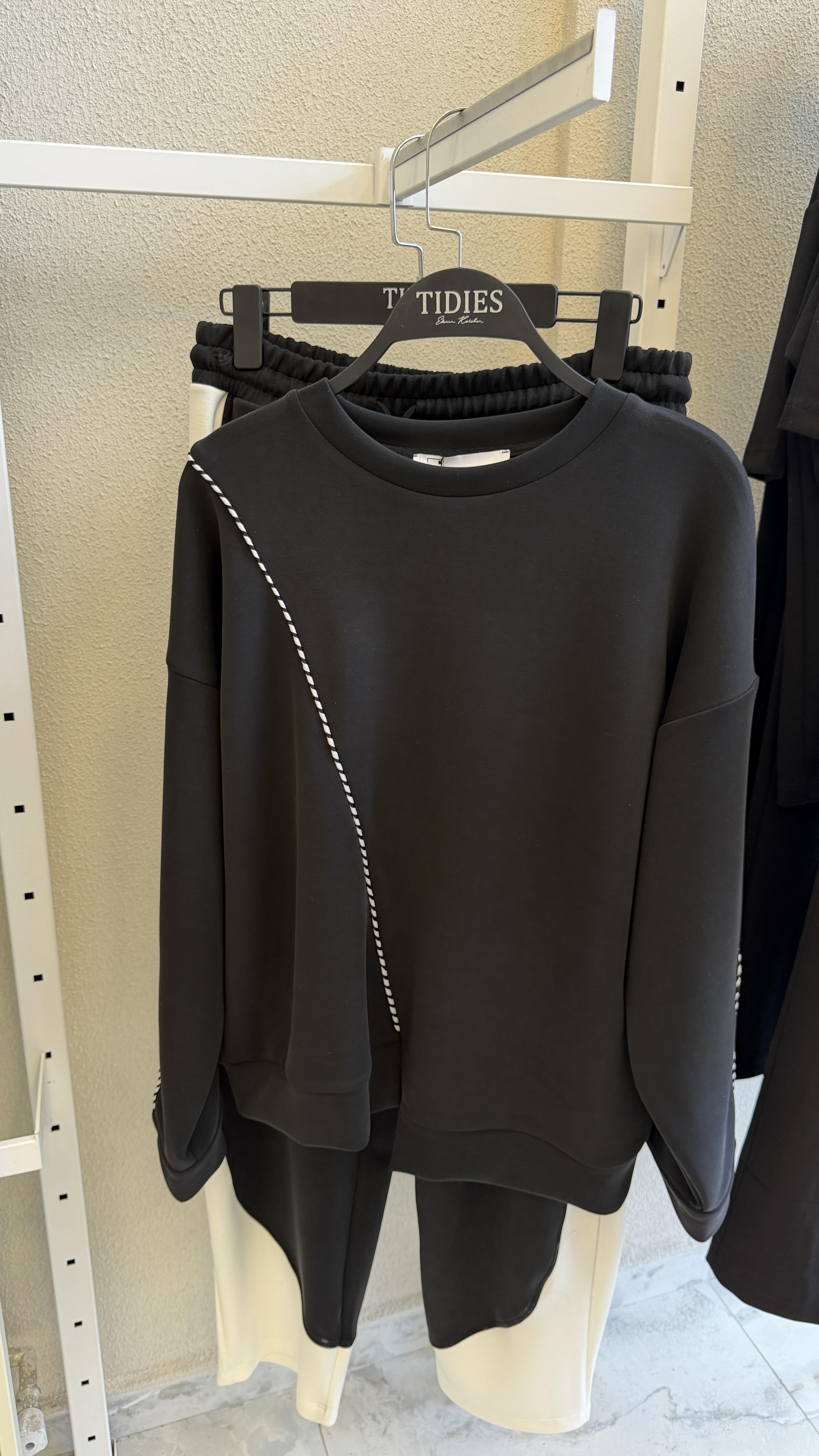 Şeritli Siyah - Beyaz Takım