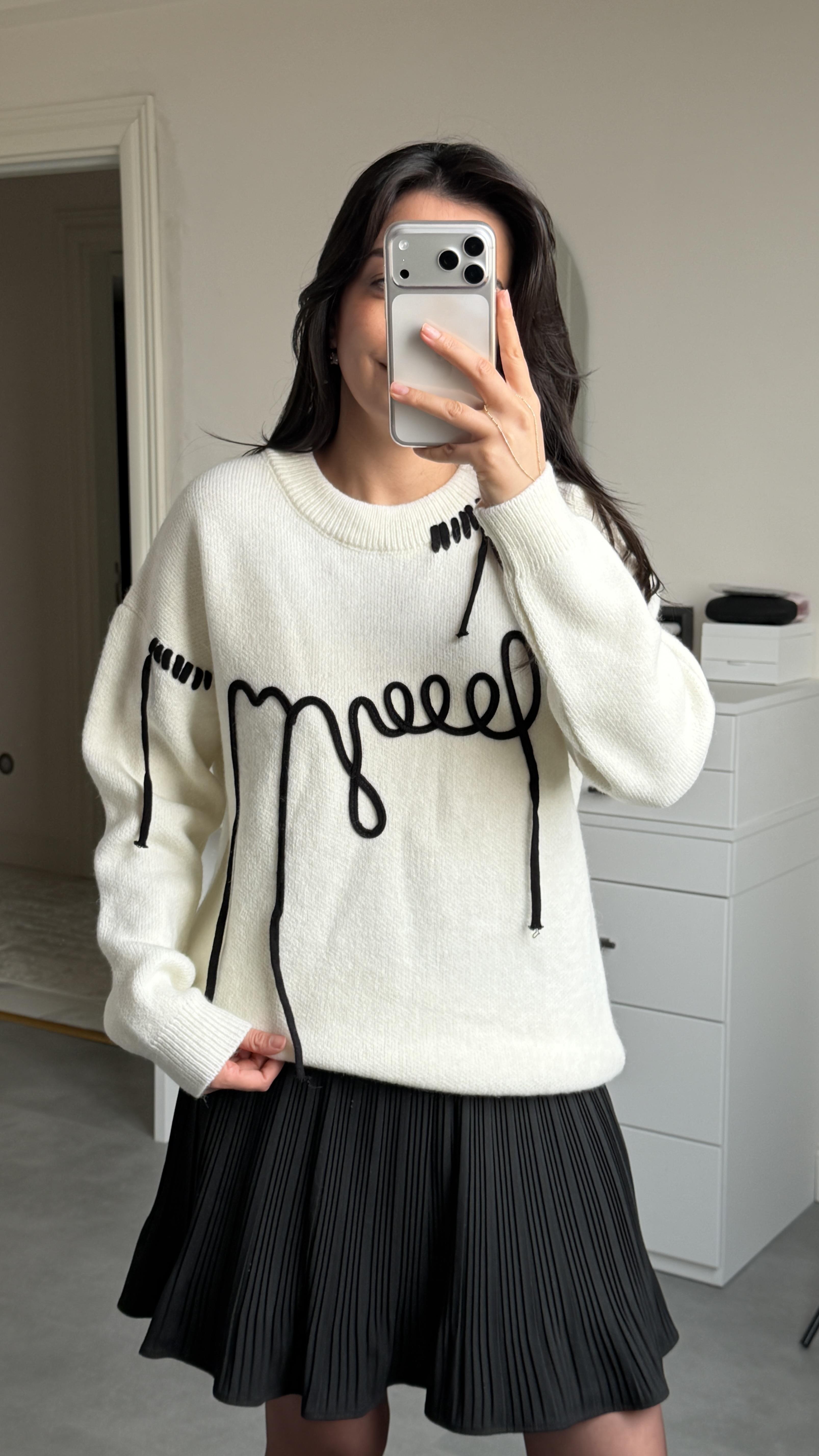 Siyah Yazılı Oversize Kazak - Beyaz