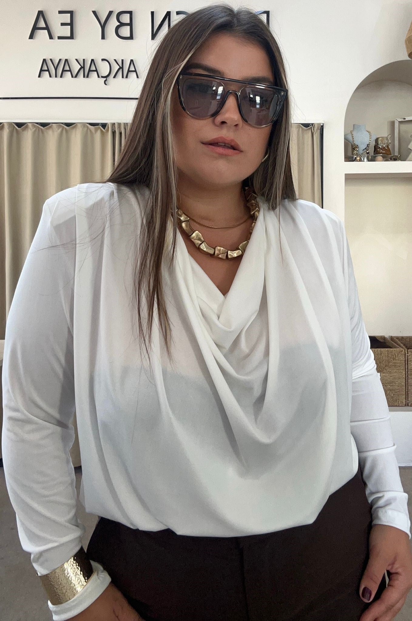 1121-Beyaz Vatkalı Degaje Bluz
