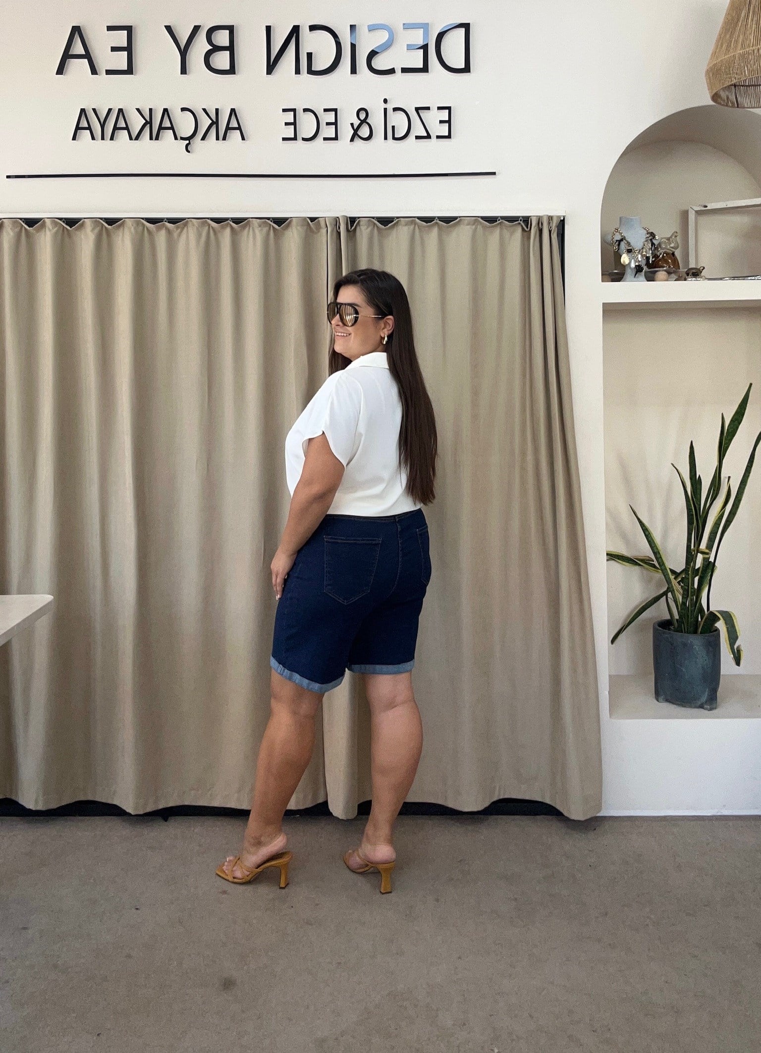 5210-Koyu Mavi Paça Katlamalı Denim Şort